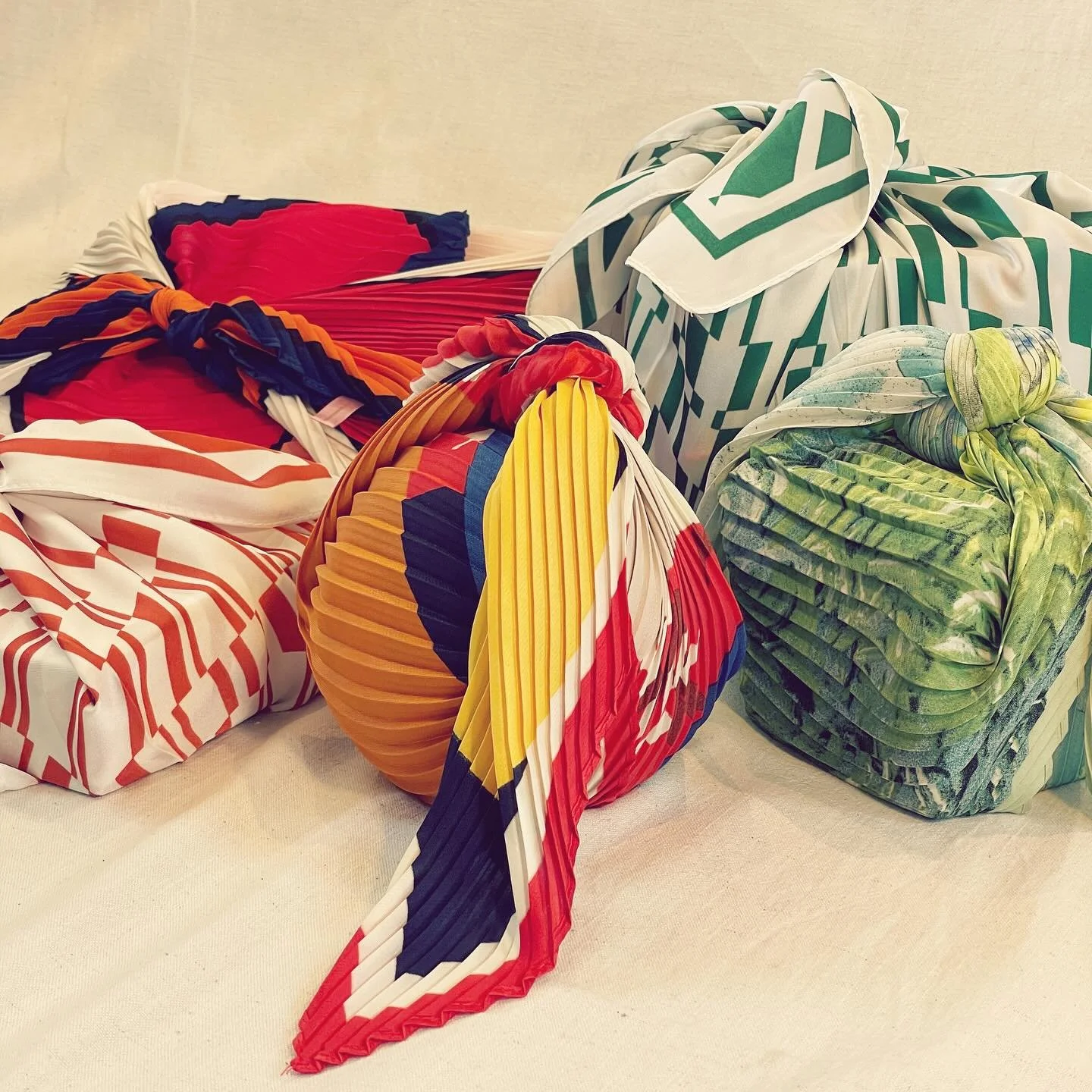 💝 Nieuw bij Herbschleb Studio: de Multi Wrappur! 

Voor degenen die mij al langer kennen, weten dat ik bijna nooit cadeaus in papier inpak. In plaats daarvan kies ik voor stof &ndash; niet alleen omdat ik dat veel mooier en duurzamer vind, maar ook 