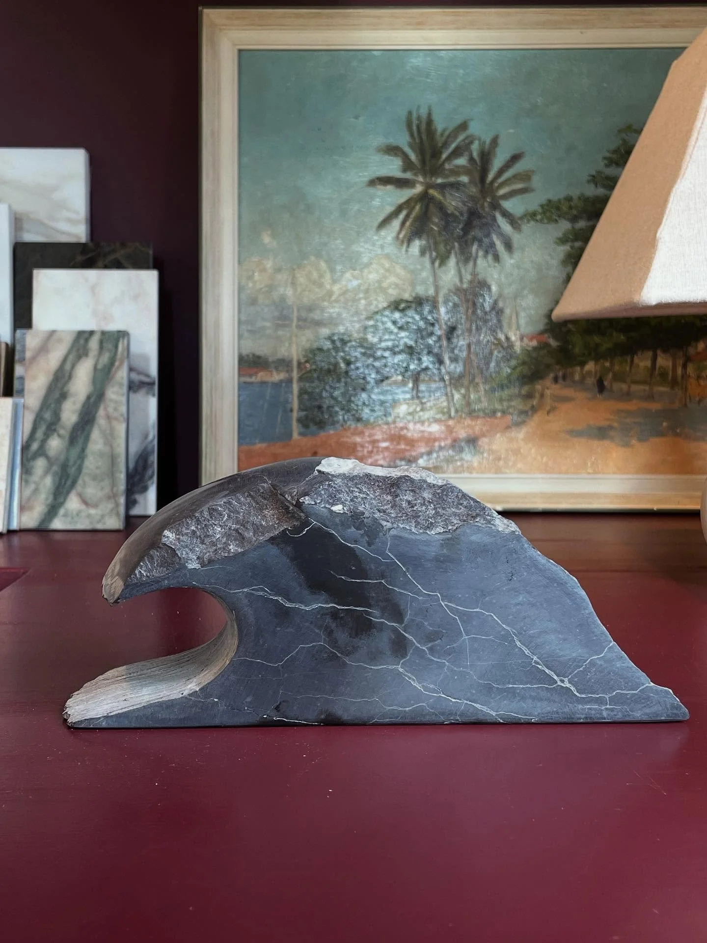 Portugal souvenir 🌊 

Altijd hunting voor de mooiste souvenirs tijdens vakantie. Extra blij met deze prachtige wave van @rompstone in een winkeltje in Loul&eacute; 💙 

Zin om weer aan de slag te gaan met de nieuw opgelijnde projecten!