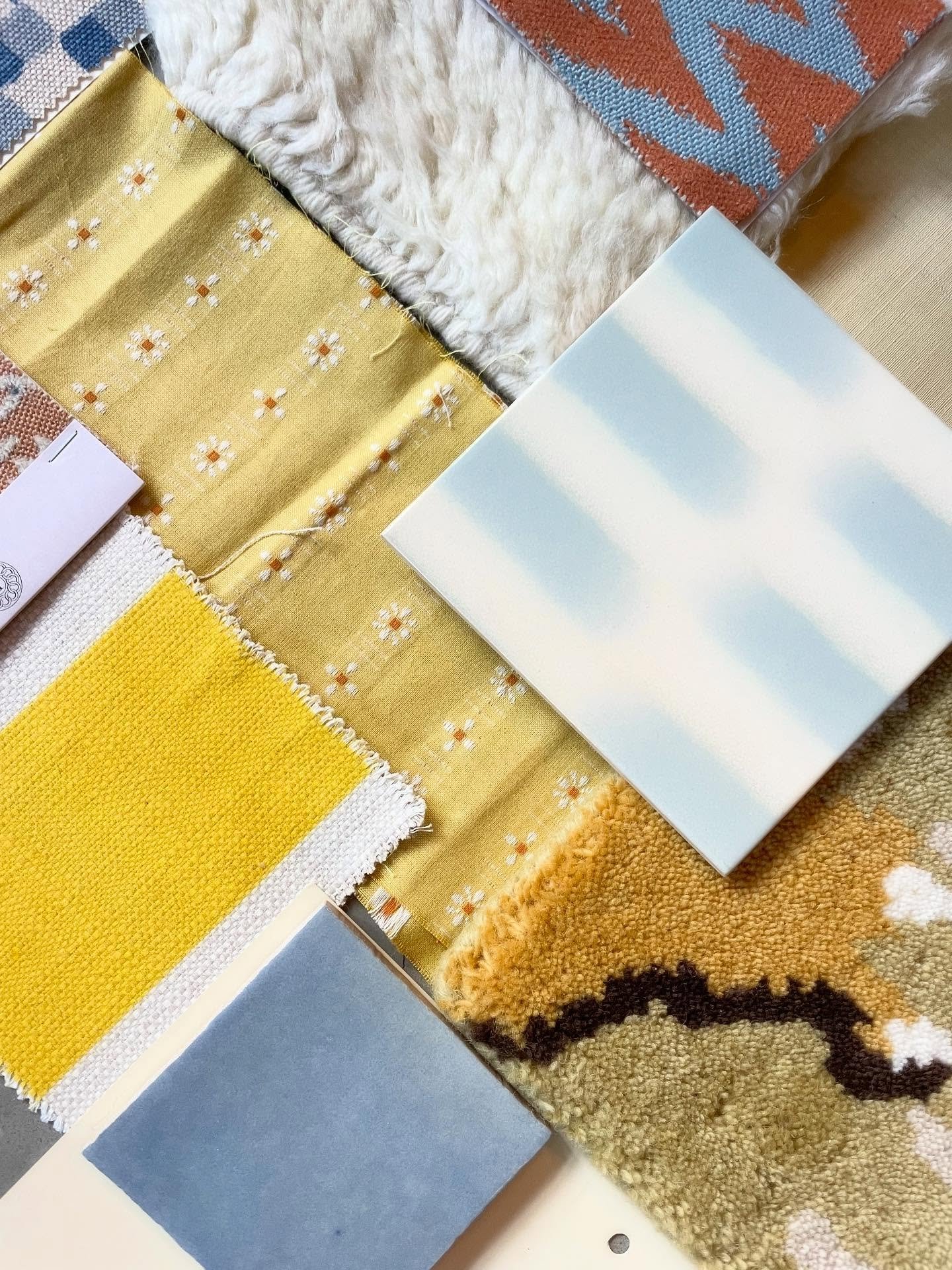 Voor een presentatie vandaag heb ik drie moodboards samengesteld: 
1) Sunshine 
2) Playful 
3) Earthy 

De persoonlijke stijl van mijn klanten ontdekken vind ik een van de leukste dingen van mijn werk. Het visueel te maken en verschillende opties nee