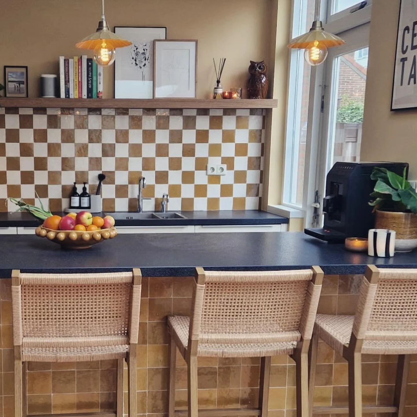 Van een witte kille keuken naar warmte en gezelligheid ☀️ > swipe voor de before! 

In een inspiratiesessie afgelopen zomer heb ik samen met deze klant de mogelijkheden voor het gezellig maken van de keuken bedacht. We hebben kleuren, tegels, plan