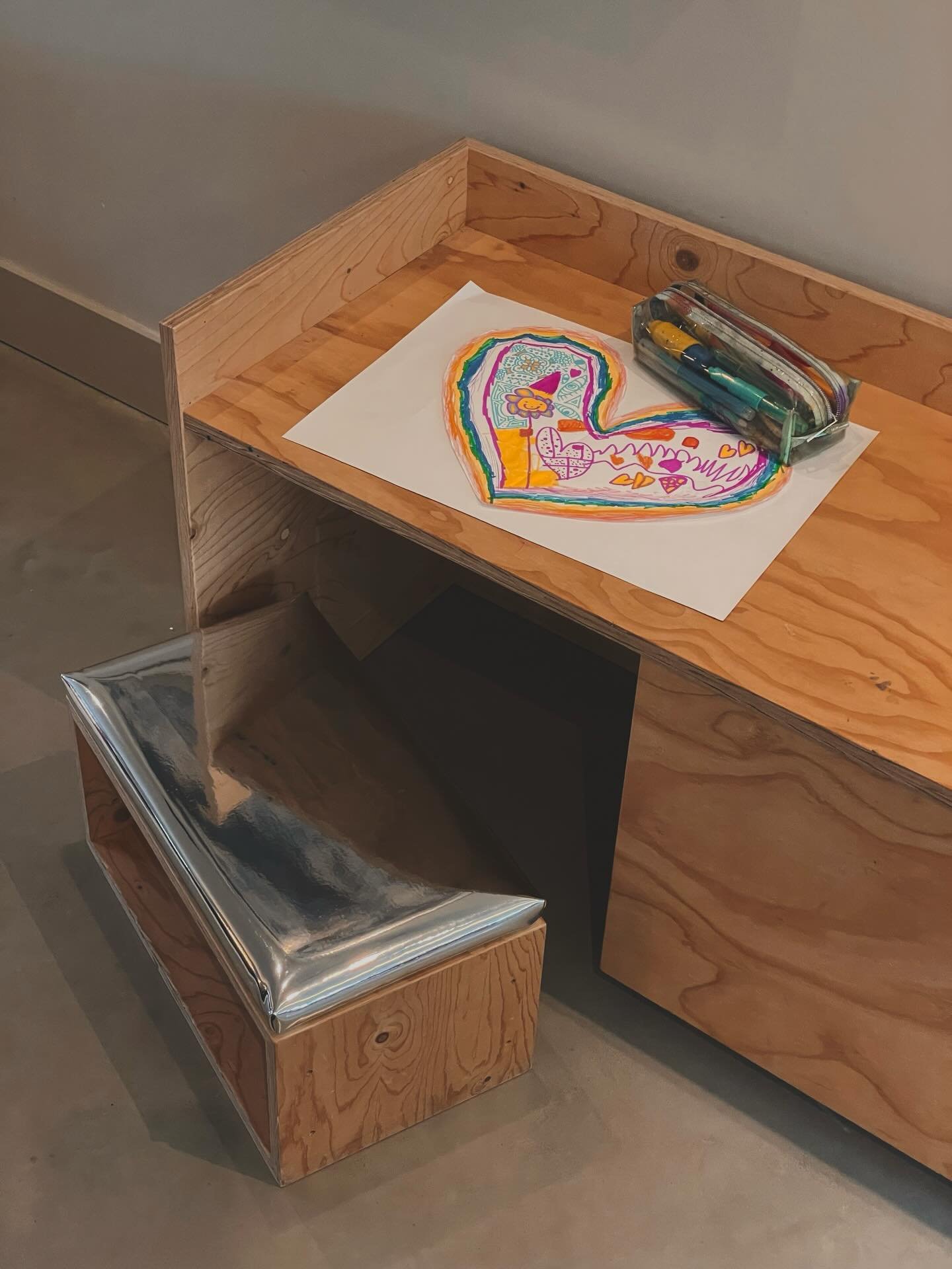 Dat ene gekke krukje, dat je elke dag blij maakt 🪩

Ik was bij Djinn en nog niet helemaal blij met het schattige stofje dat ik had uitgezocht voor dit kinderkrukje om opnieuw te stofferen. Want ja.. het mocht wel wat spannender. En toen we deze zilv