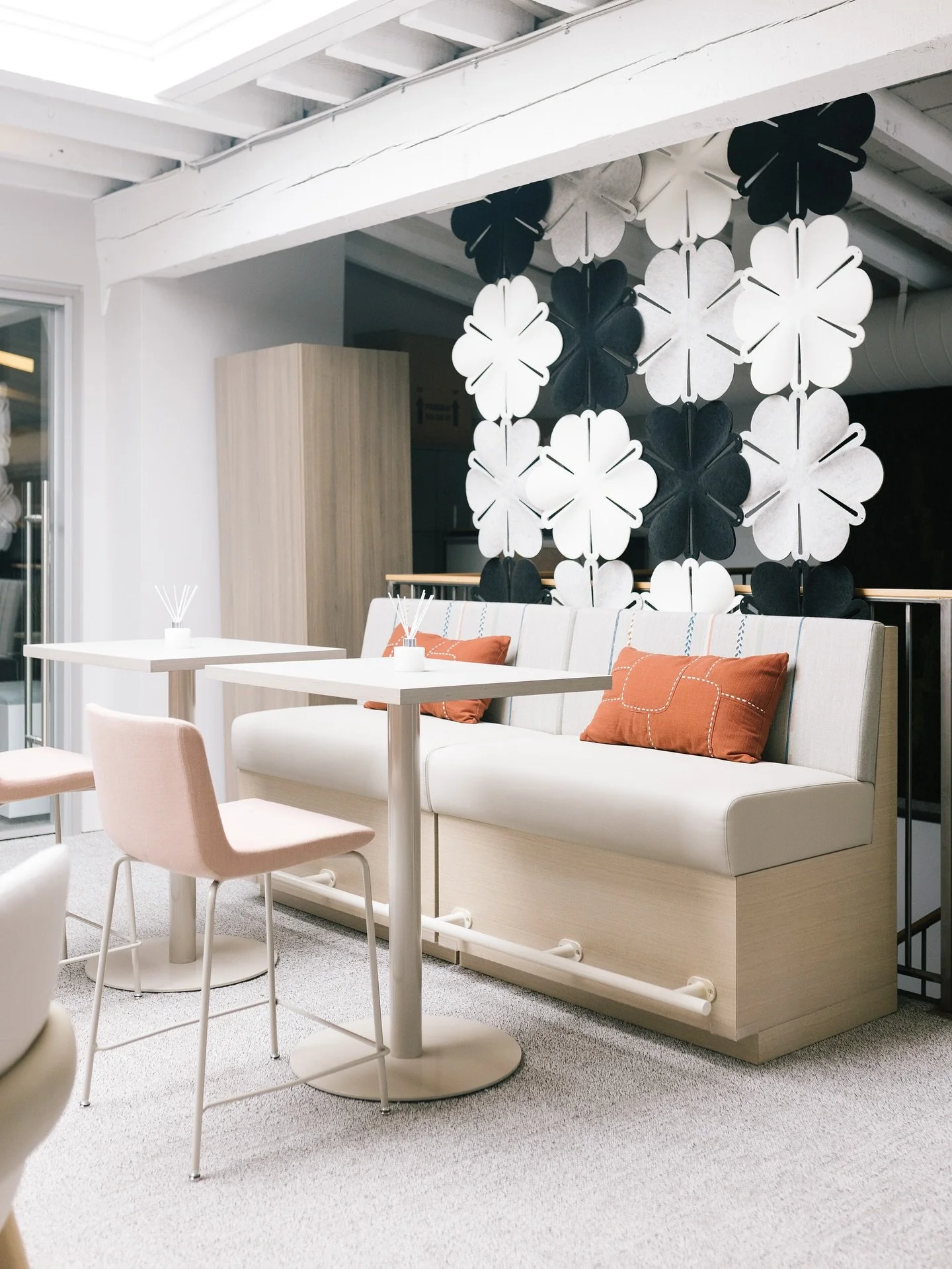 ✨ERG&rsquo;S VERONA BANQUETTE✨

We can&rsquo;t stop staring at our new Verona Bar Height Banquette! ERG&rsquo;s California cool design mixes perfectly with practical, useful furniture that is sure to enhance the user experience. 

Whether for restaur