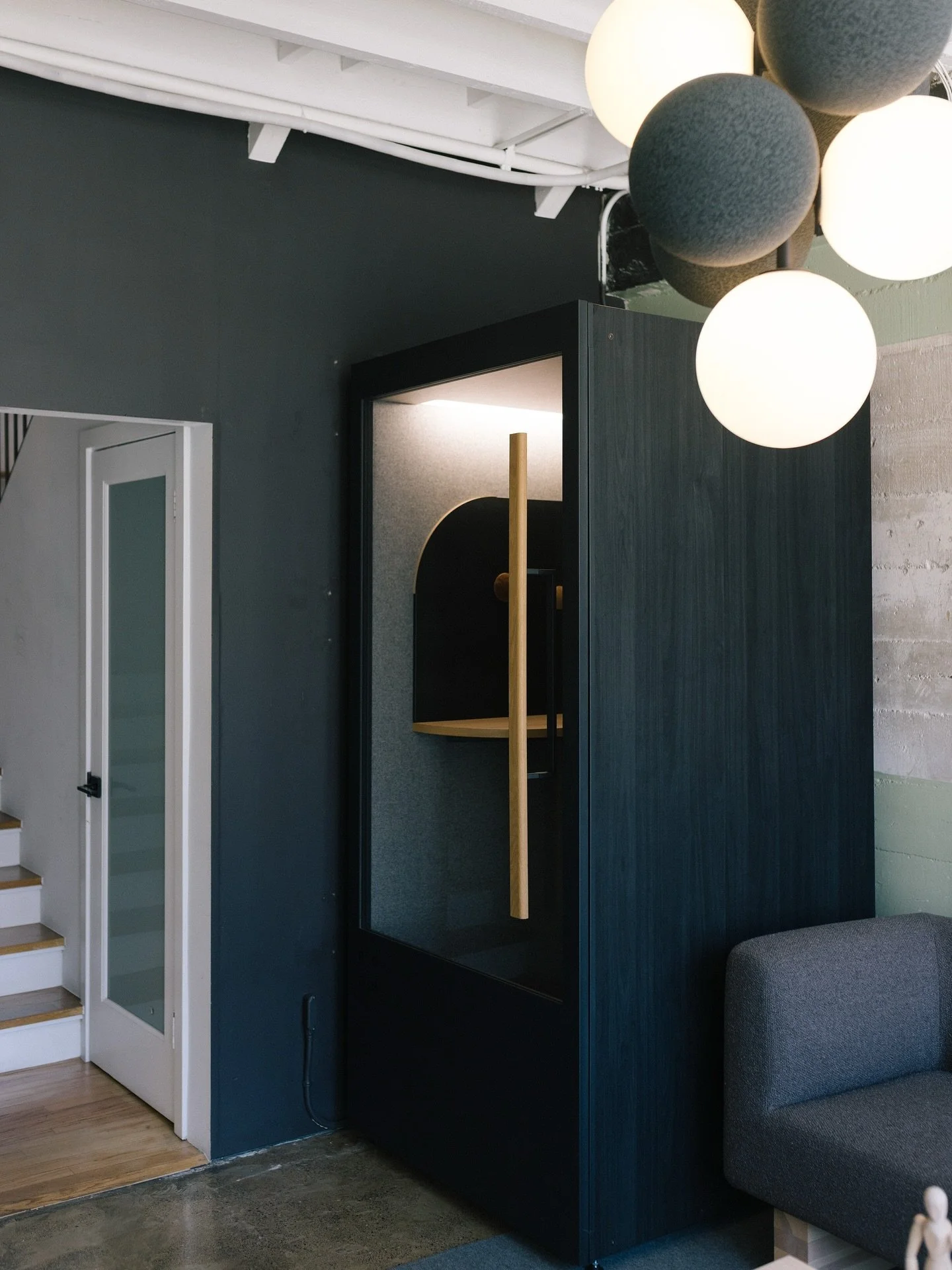 ROOM / sustainable office pods 🕊️

Make room for a better way to work with soundproof office pods and phone booths for the modern workplace.

#linkedreps #bayareadesign #contractfurniture #modernoffice #interiordesign #roomOFS #officepod #officephon