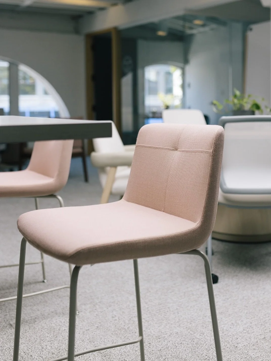 A D D Y 🤌🏼

ERG&rsquo;s Addy is a modern and versatile upholstered guest chair &mdash; perfect for any caf&eacute; or touchdown space needing an extra touch of sophistication.

#linkedreps #bayareadesign #commercialdesign #seating #modernseating #g