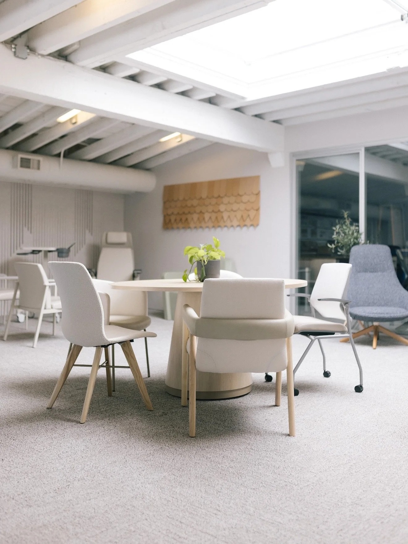 Endless options for a sit-test&hellip; or even a game of musical chairs! Reach out to schedule a visit to our refreshed showroom 🪑✨

#linkedreps #bayareadesign #commercialdesign #seating #modernseating #interiordesign