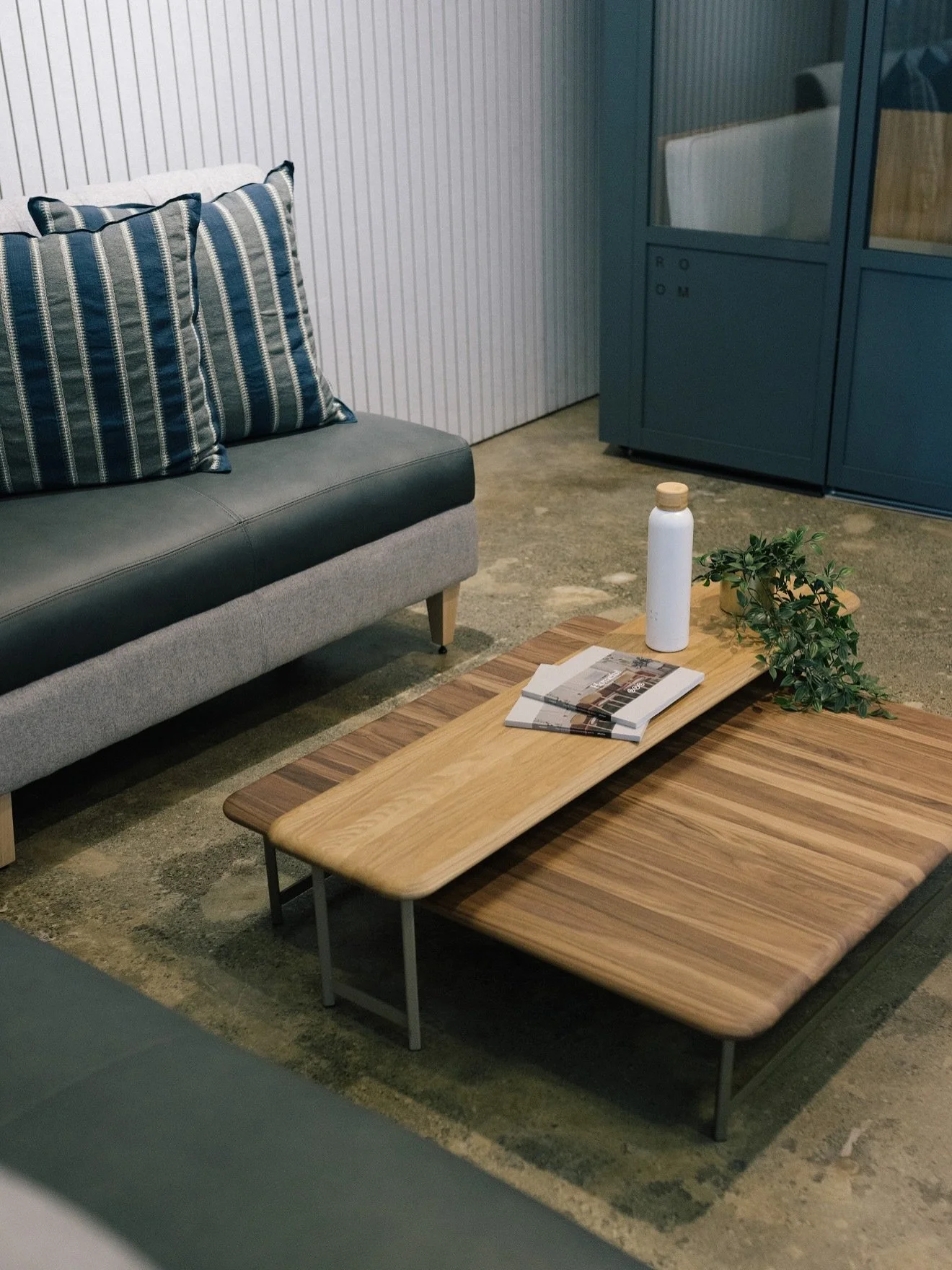 The Rowen table + Coact seating are a moody modern match in these finishes.

#linkedreps #bayareadesign #commercialdesign #seating #modernseating #loungeseating #ofs
