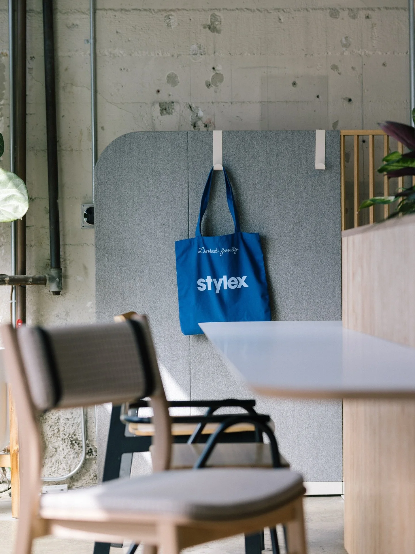 We love our Stylex Still Screens! ✨

Offering the functionality of a traditional panel system with an extra touch of tailored elegance, Still creates privacy and separation in open-plan environments. 

Endlessly flexible, Still is designed to address