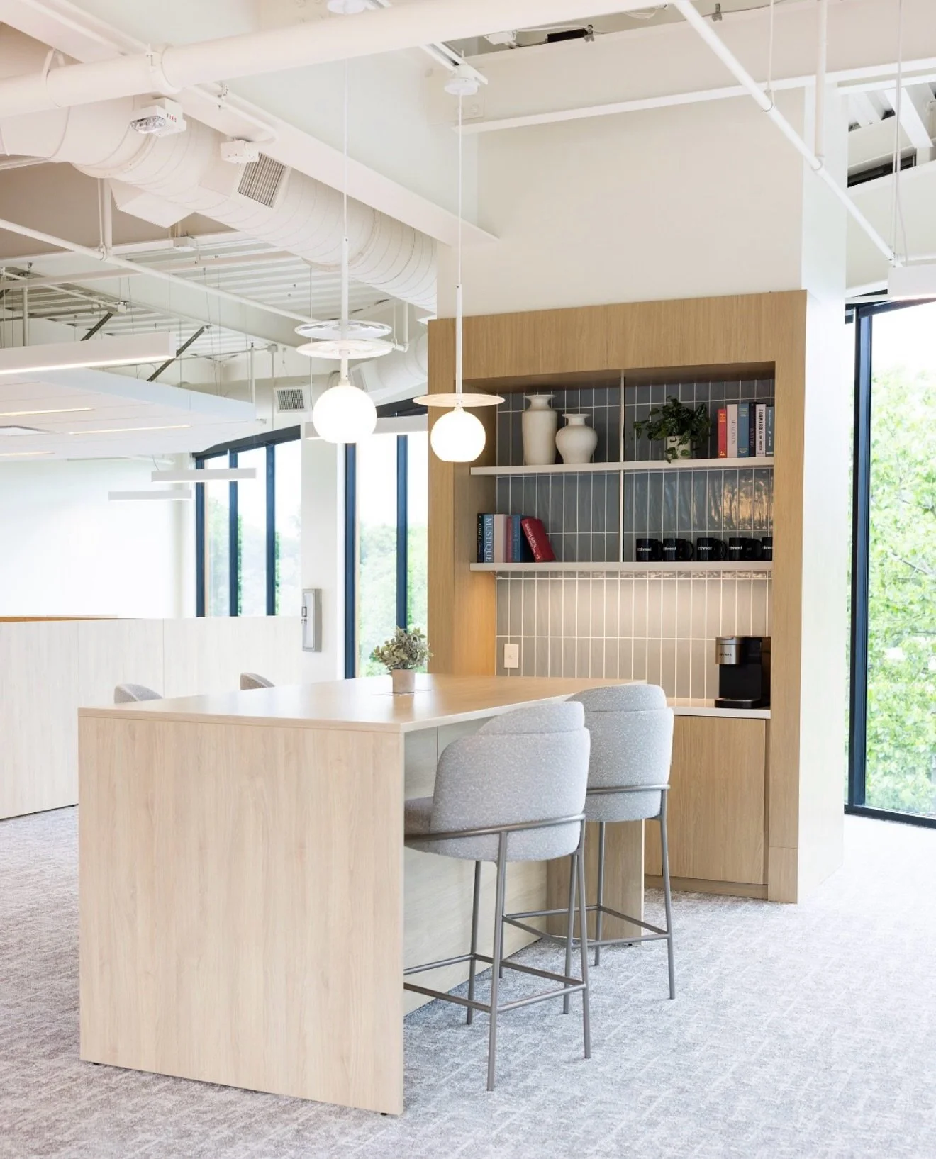 Carolina furniture blends modern design with human-centered details, fostering productivity and connection.

#carolinaOFS #healthcaredesign #healthcarefurniture #interiordesign #linkedreps