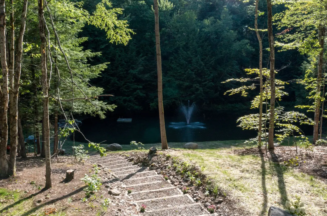 Outdoor cocktail space at Brookledge with drinks, movement, and forest views