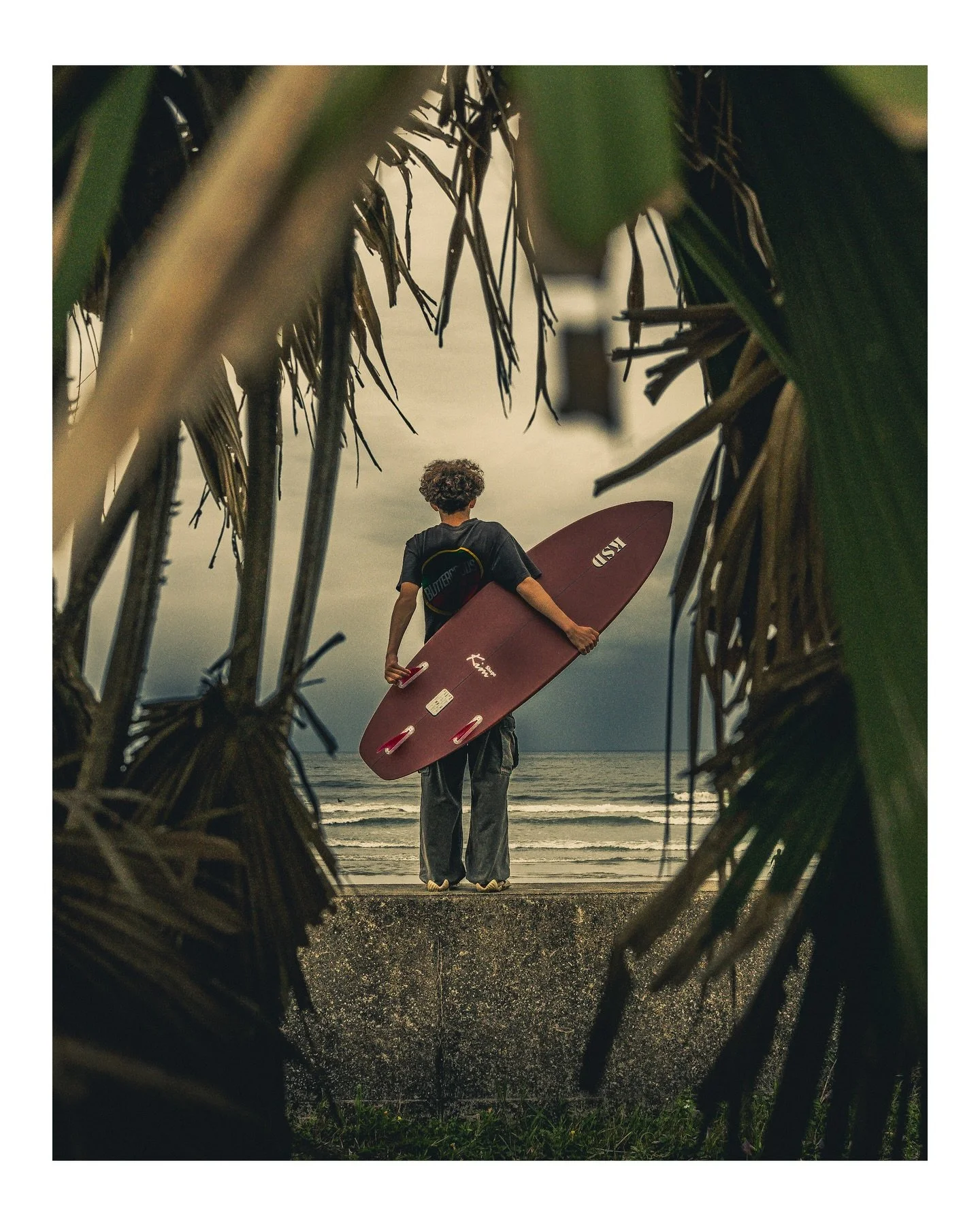 Stormy days- Miyazaki 
You can tell when KSD Kim san has been in Town. There&rsquo;s new KSD surfboards lining the beach .. @kou_serra with his new shred stick. @ksdsurfboards 👍🙌🙇

@tamronaus 35mm 2.8 #tracksmag #carvemag #japansurf #miyazaki_colo
