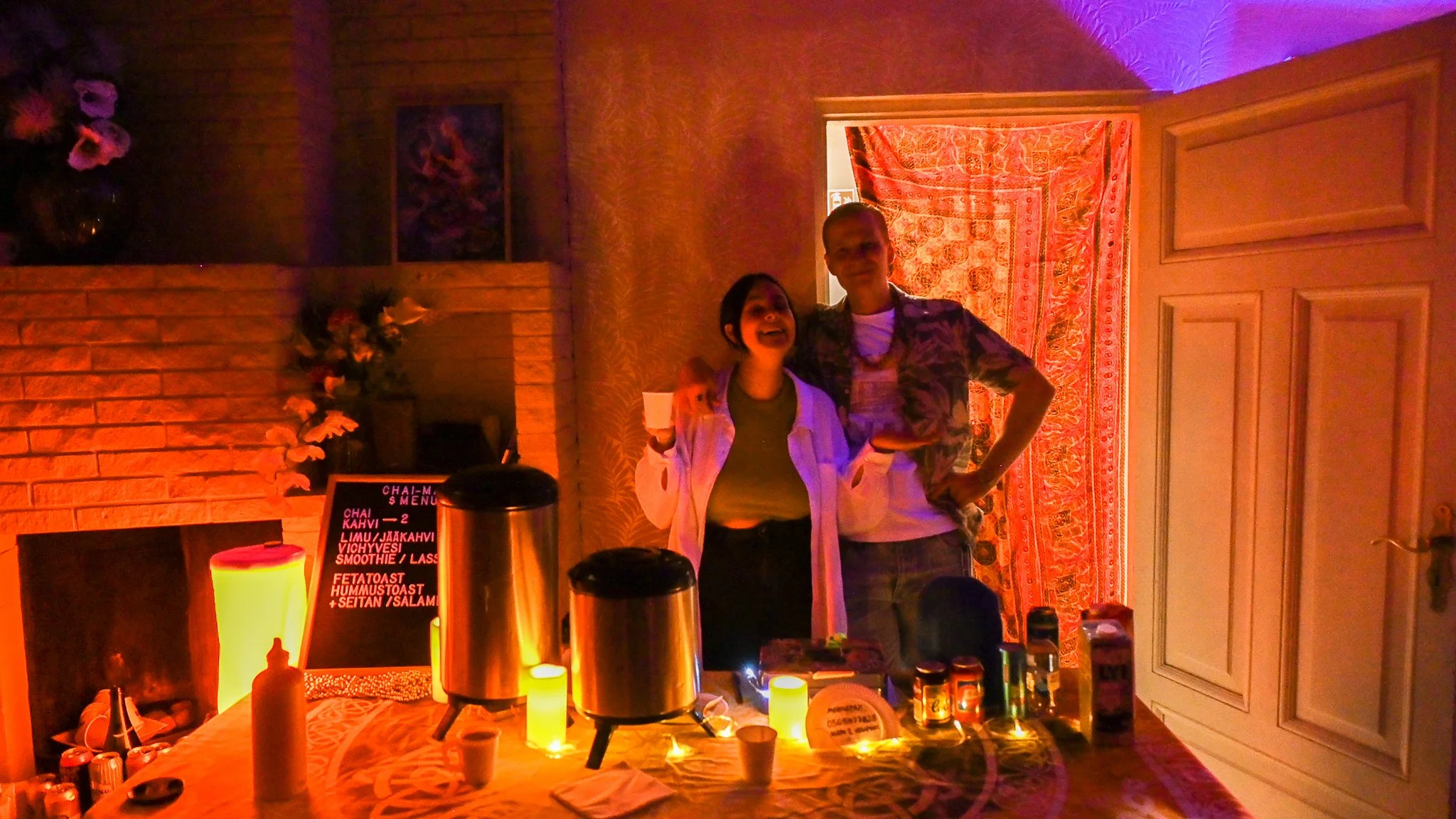 🫖 FOOD &amp; DRINK BY CHAI-MASA 🥪

Chai-Masa varmistaa, ett&auml; y&ouml;n juhlakansa saa henkisen ravinnon lis&auml;ksi my&ouml;s murua rinnan alle ja chaita koneeseen! Tarjolla tulee olemaan masala chaita (kauramaidosta tehty&auml; eli vegaanista