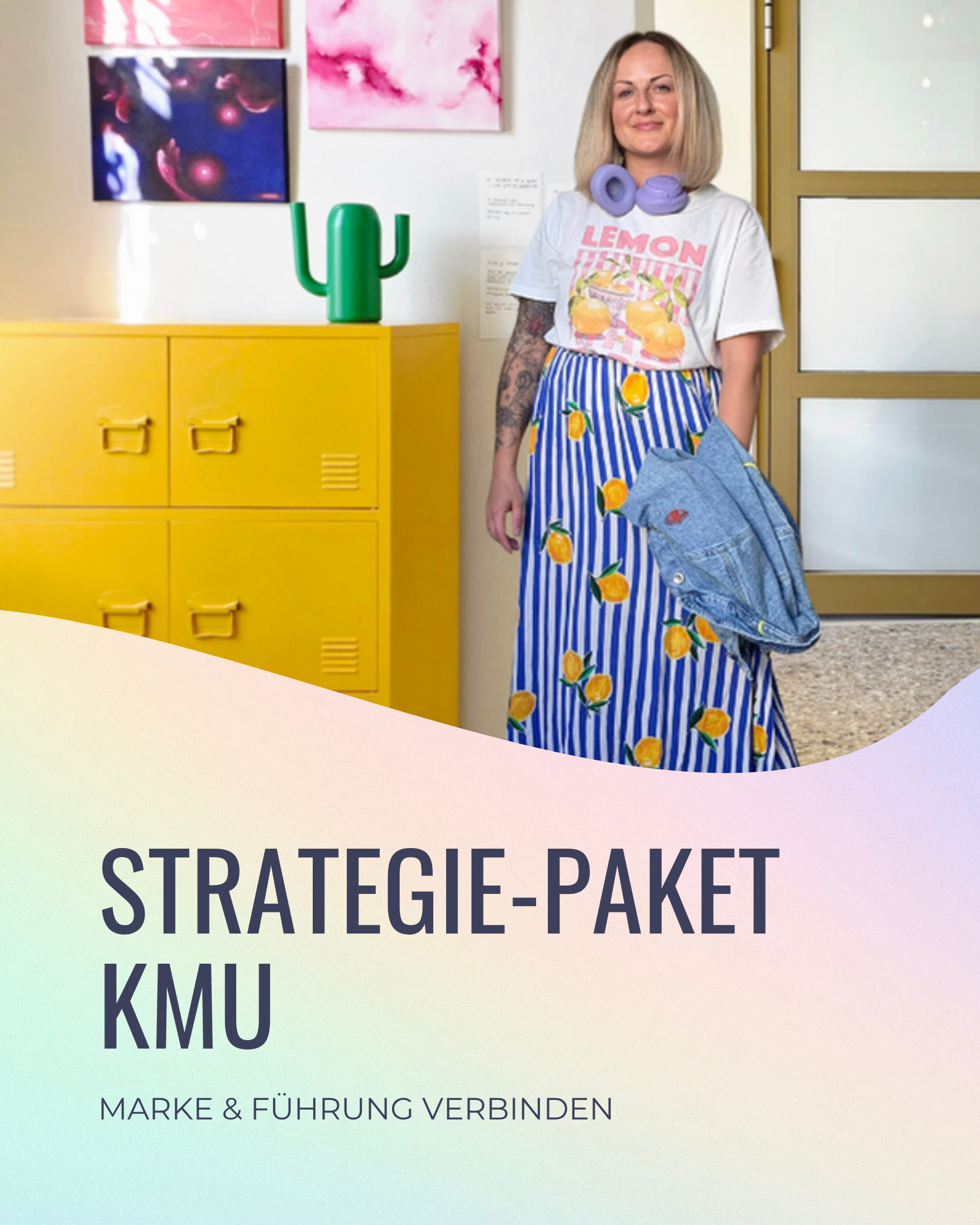 Eine Frau steht in einem Raum mit bunten Postern an der Wand, trägt ein T-Shirt mit Zitronenmotiv, eine lange Röhren mit Zitronenmuster, hat pinkfarbene Kopfhörer um den Hals und hält eine Jeansjacke in der Hand. Es befindet sich eine grüne Vase in Form eines Kaktus auf einer gelben Schließfachtür neben ihr, und im Vordergrund ist ein Text, der das Thema "Strategie-Paket für kleine und mittlere Unternehmen" beschreibt.