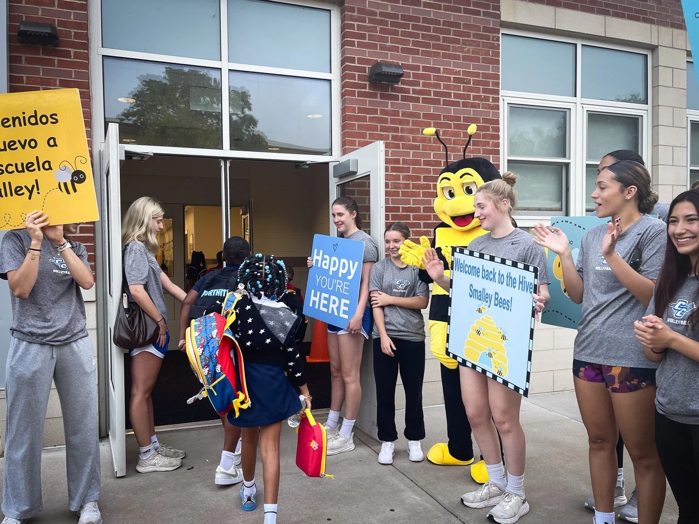 We had a blast greeting students at Smalley Elementary School for their first day of class! 🎒📚🍎

Thank you for letting us be a part of the welcome committee, Consolidated School District of New Britain!

#BeeReady #Community #NonProfit #NewBritain
