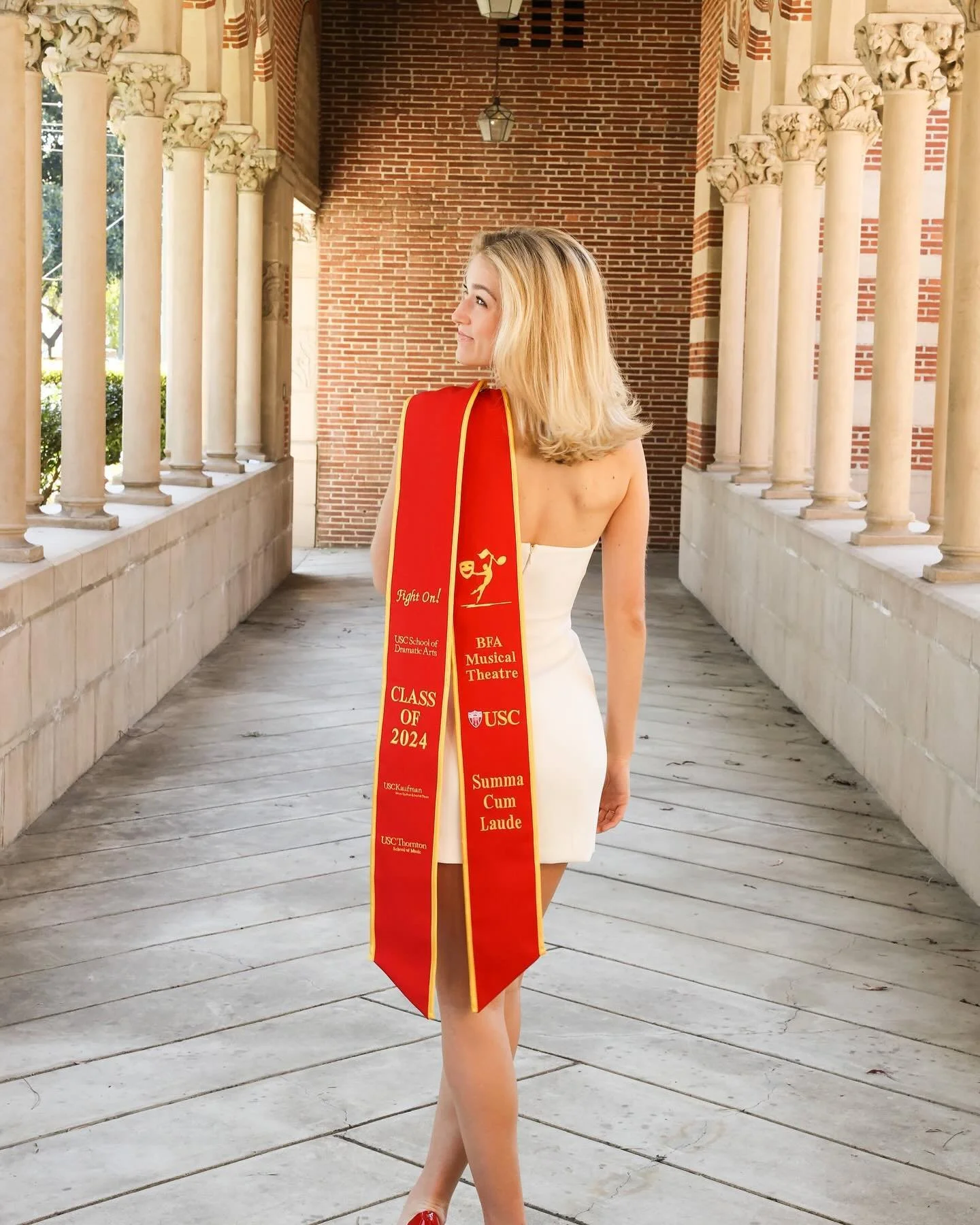 ✌🏻👩🏼&zwj;🎓