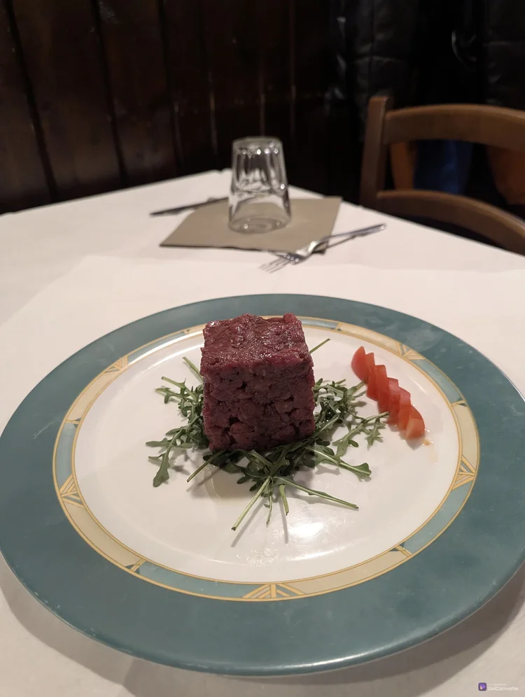 /battuta di manzo al coltello aglio nero