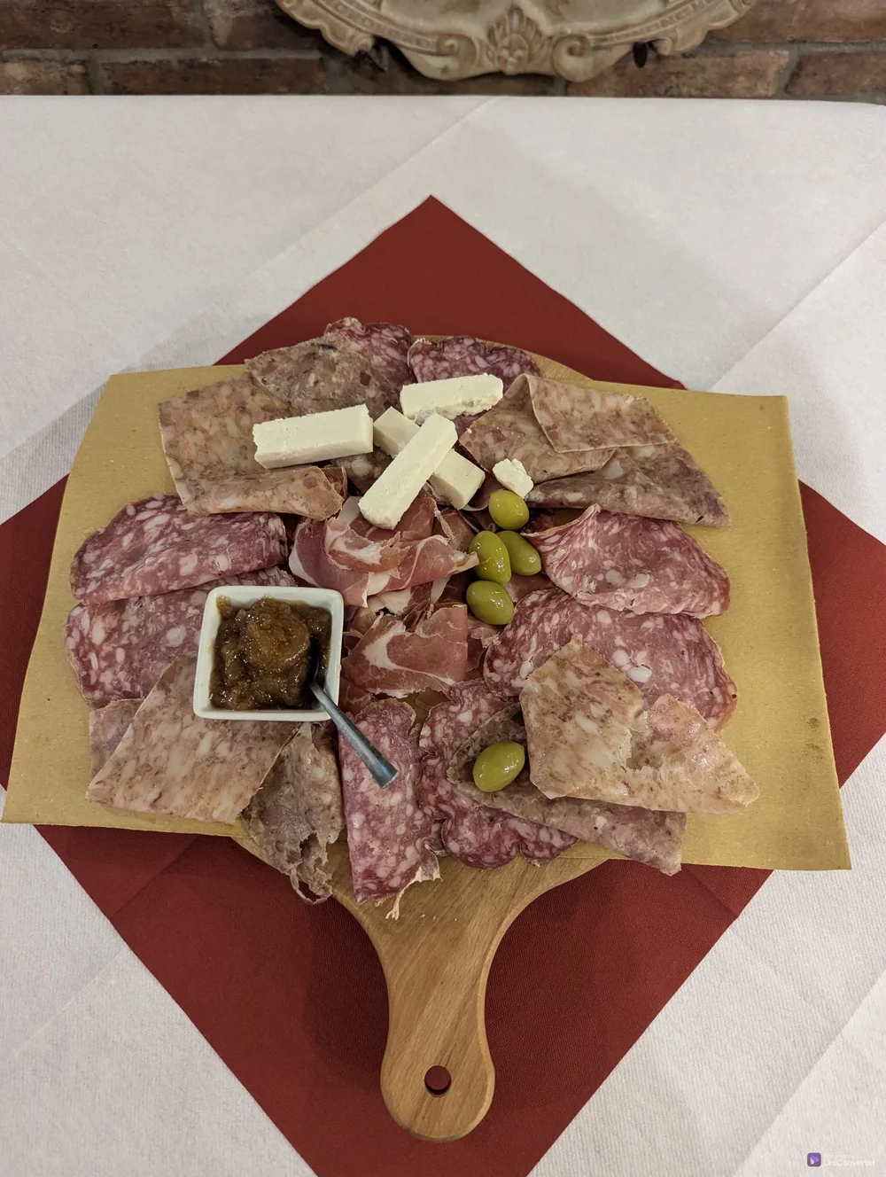 Rosa di salumi e petali di formaggio