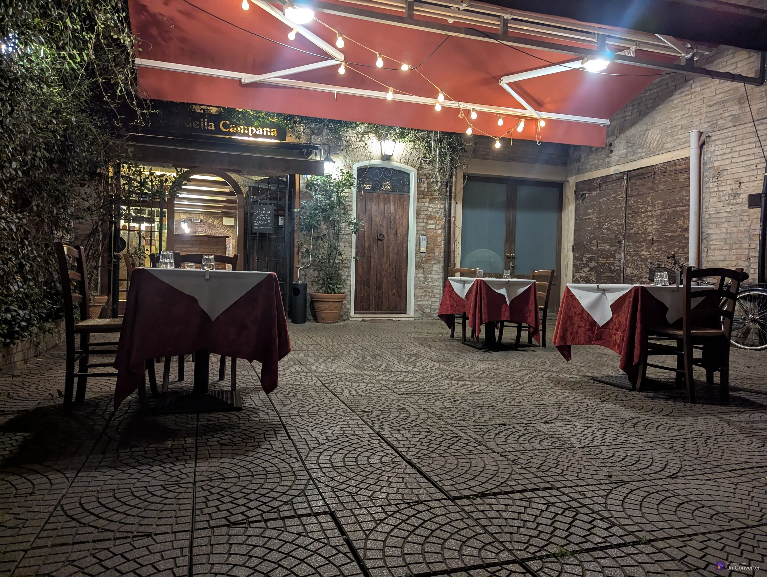 cortile-osteria-della-campana.webp