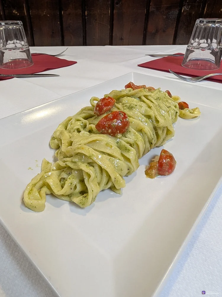 Tagliatelle alla chitarra con pesto di pistacchi e pomodorini freschi a grappolo