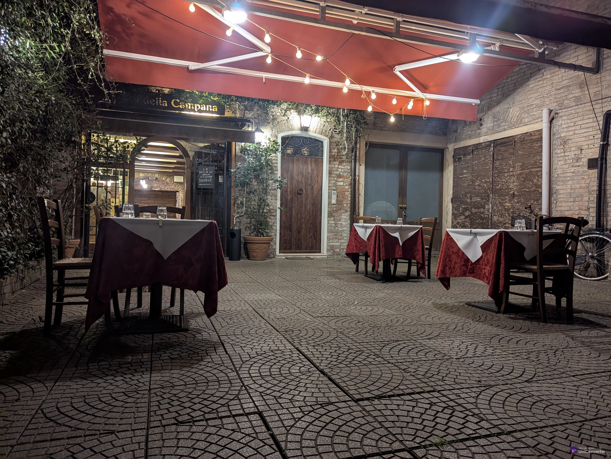 estivo-cortile-osteria-della-campana.webp