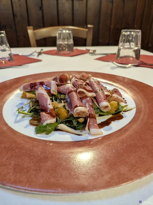 Petto d'oca affumicato su letto di rucola, finocchio, arance e aceto balsamico