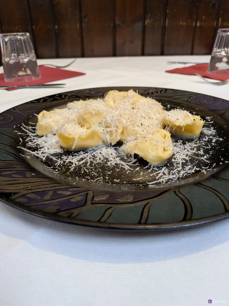 Cappelletti ferraresi con cacio grattugiato e pepe