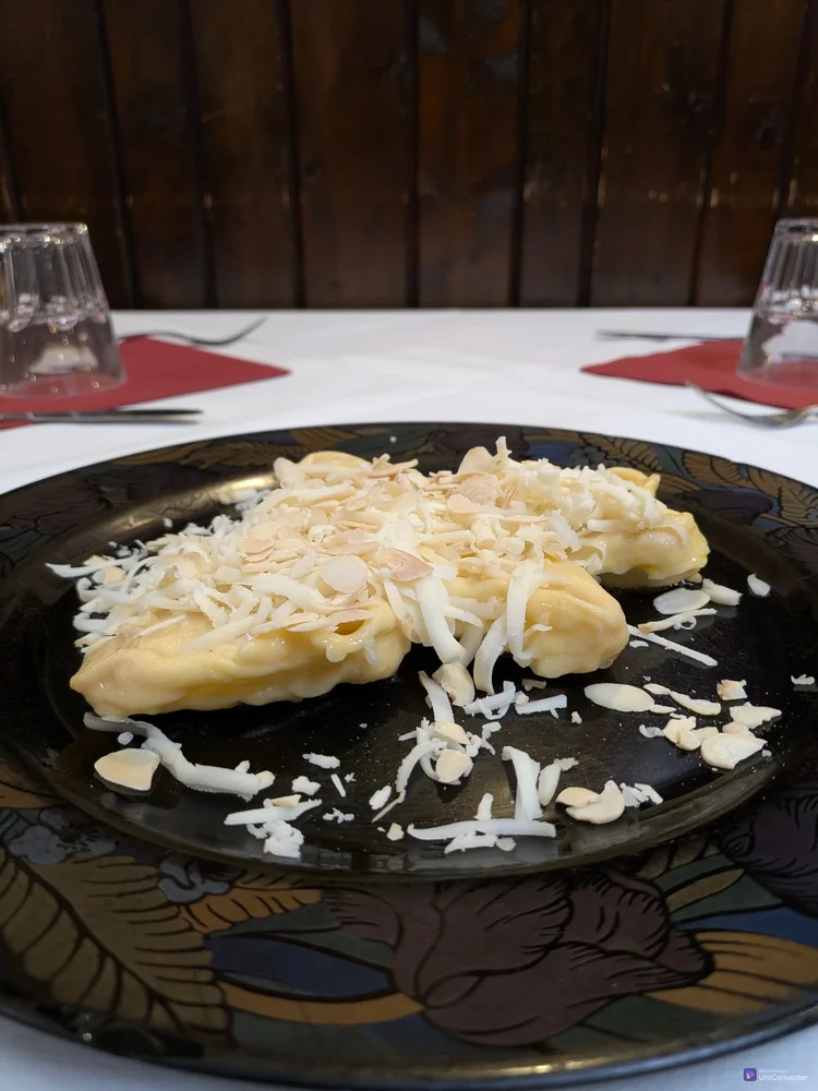 Cappellacci di zucca saltati con mandorle e scamorza