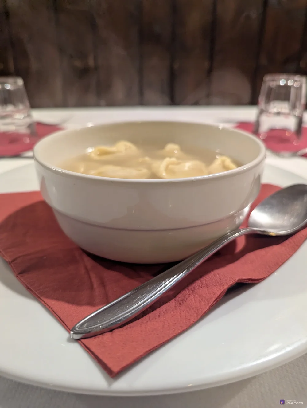 Cappelletti ferraresi in brodo di gallina e reale di manzo