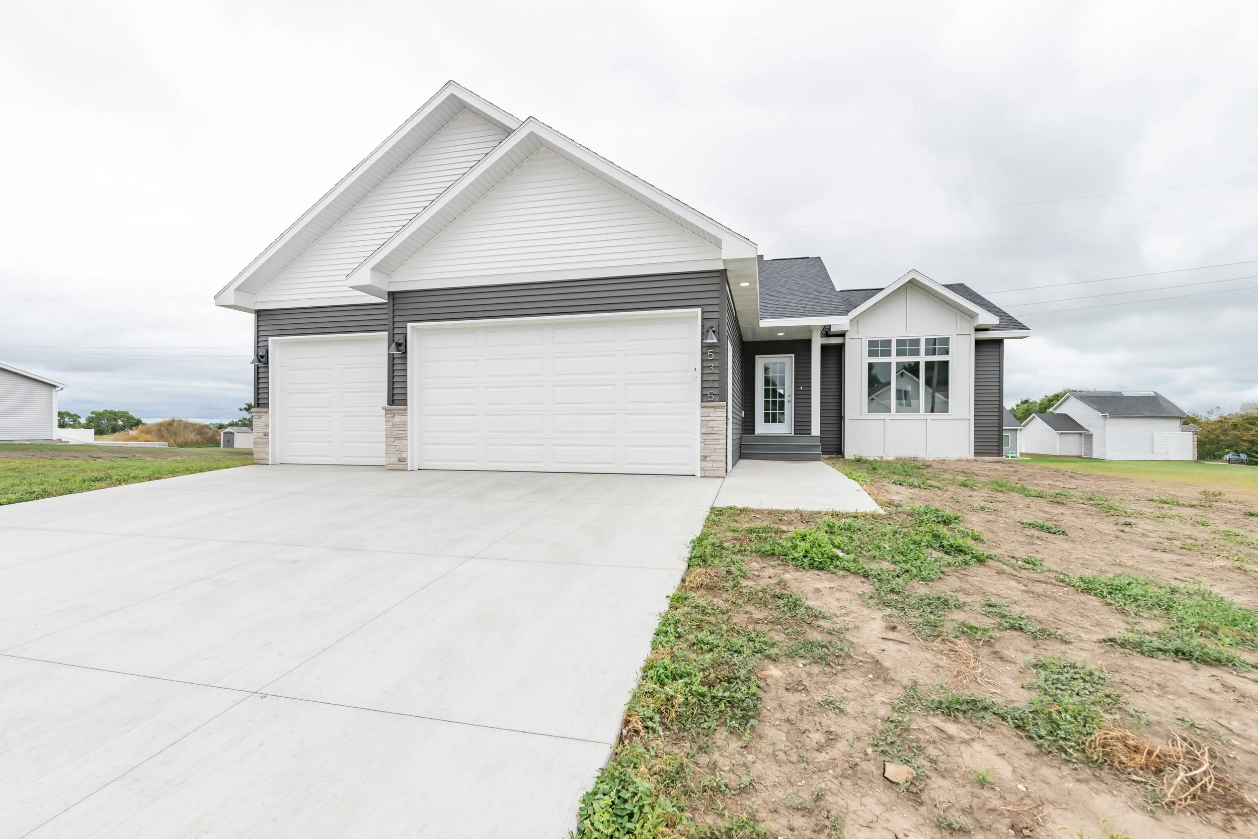 5315 Hendrickson Dr-2.jpg