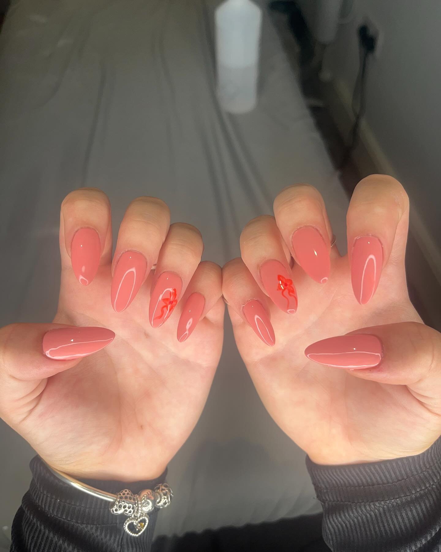 Some simple yet effective gel nails ready for a holiday!! 🛫🏝️using @the_gelbottle_inc #gelnails #nails #summer #holiday