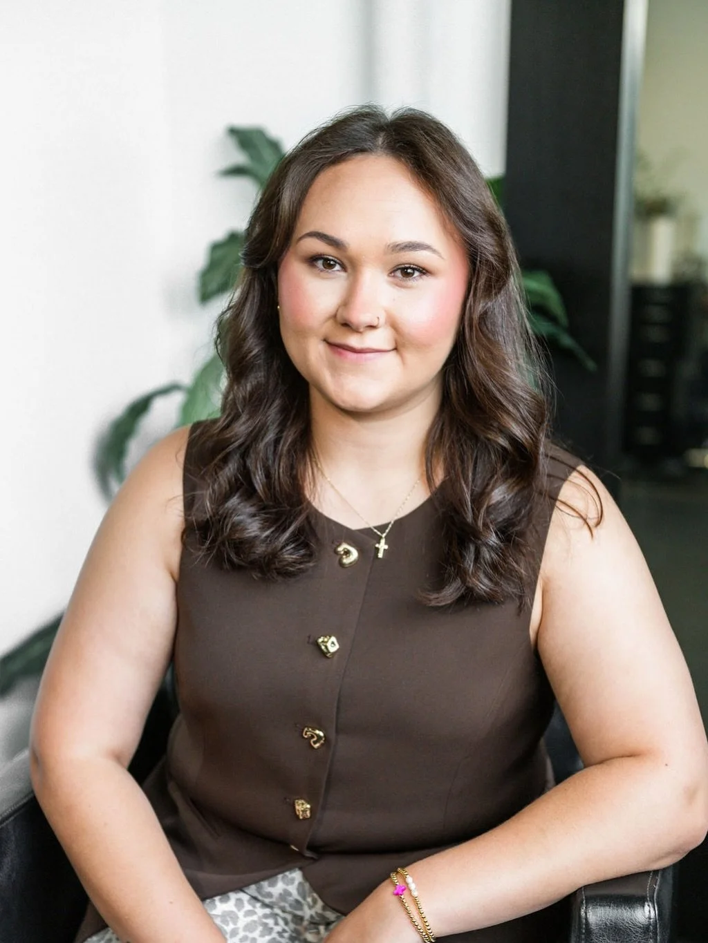 Same location - same day - two completely different looks!

When thinking about headshots, there is no &ldquo;right&rdquo; way to approach them. Some people love the traditional look of a simple backdrop, and others enjoy a more &ldquo;lifestyle&rdqu