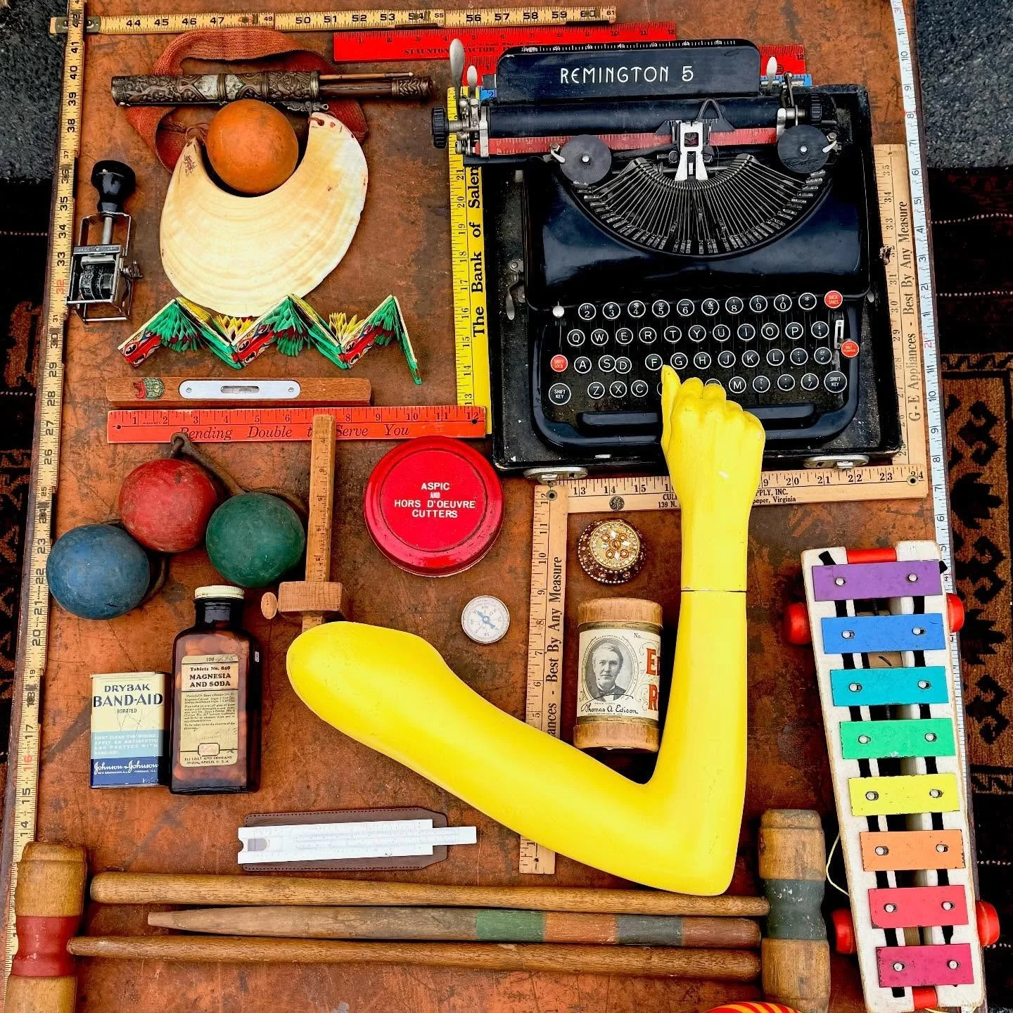 A flat lay a day keeps the cold weather away&hellip;.right?

#vintage #antique #typewriter #womanowned #shoplocal