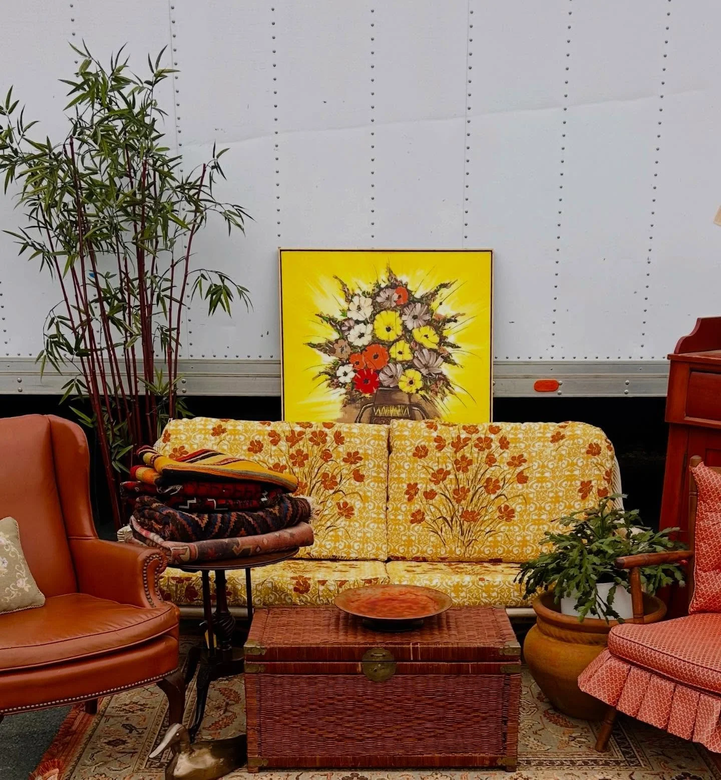 Sunshine anyone? This sunny set up is sure to brighten your day 🌞

#vintage #retro #antique #womanowned #shopsmall