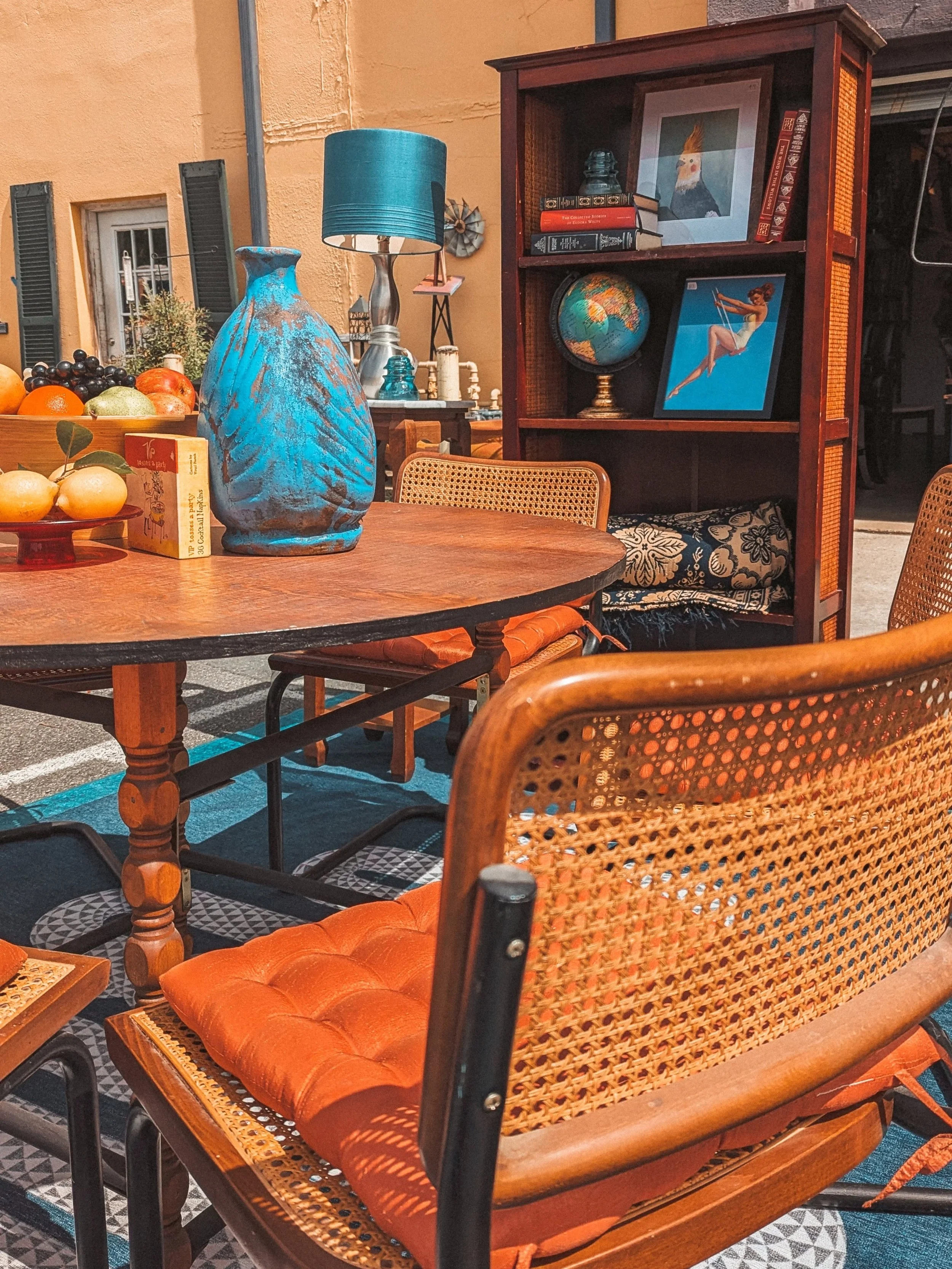 Listen.....you need this warm, retro table set and snake rug in your life. Such a fun combo. 😎

#antique #vintage #secondhand #interiordesign #thrifted