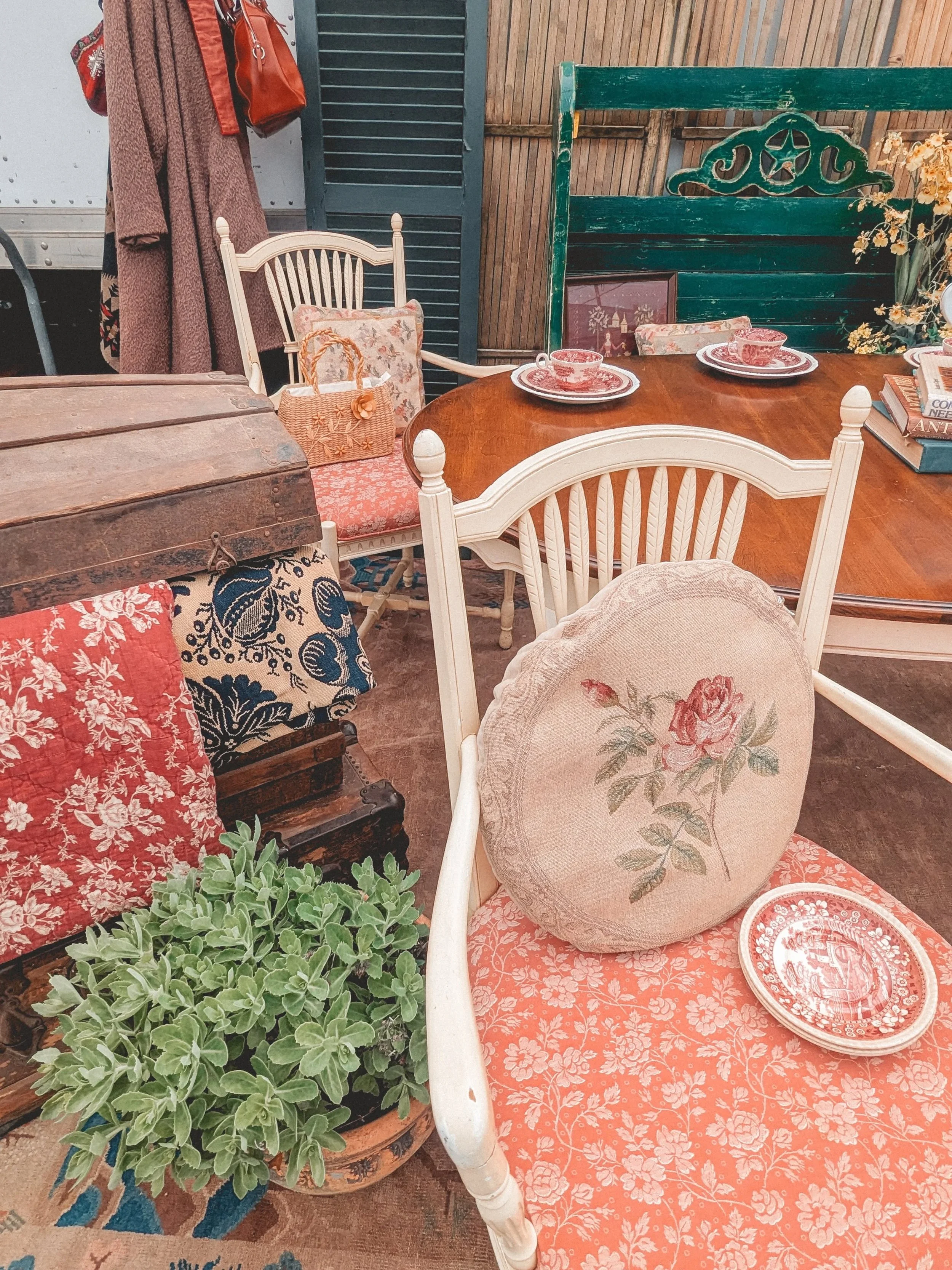 Garden party with the granny (granny soul) in your life? 

#vintage #grannycore #antique #thrifted #designinspiration