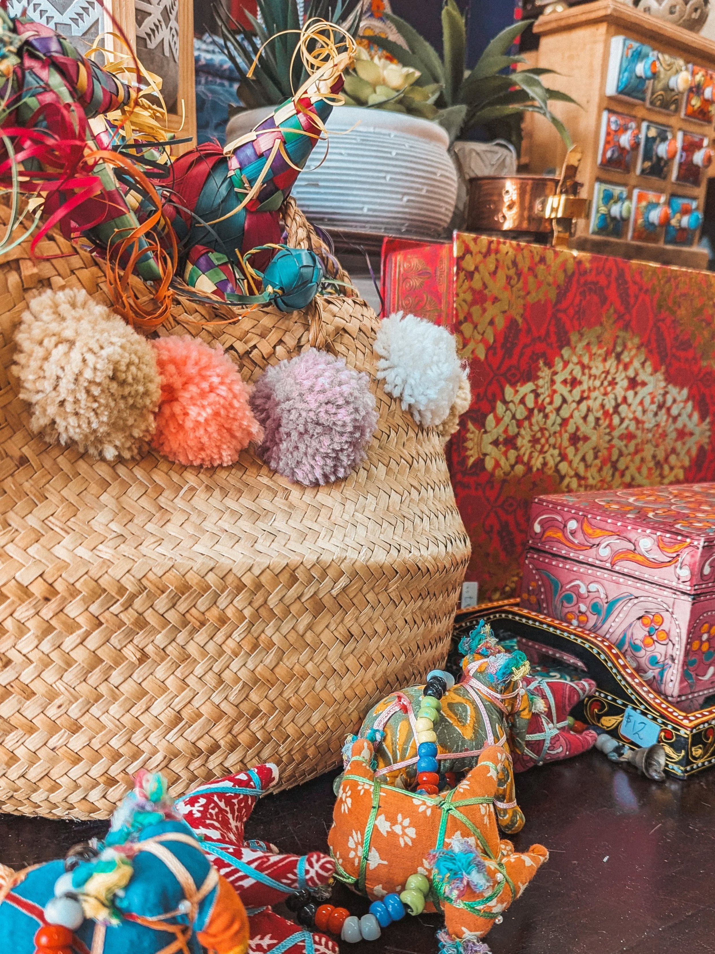 It's looking very lively in the garage today! 🌈🦚🤩

#secondhandstyle #colorful #thrift #decorideas #thriftedhome