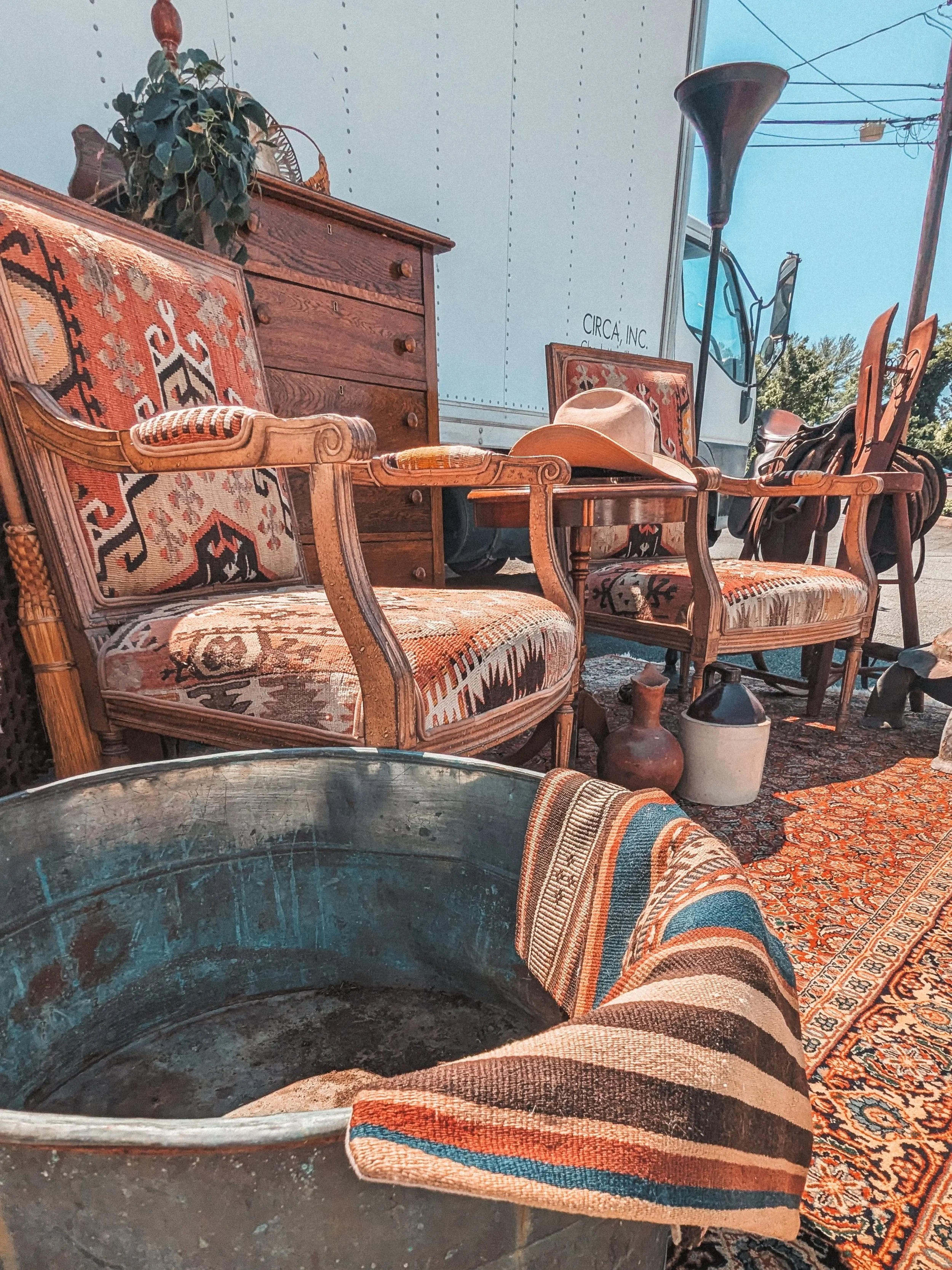 Good pattern, good texture, good colors. 👌🏽 Great pieces coming through on the daily. 🤩 

#secondhand #thrift #interiordesign #antique #decorideas