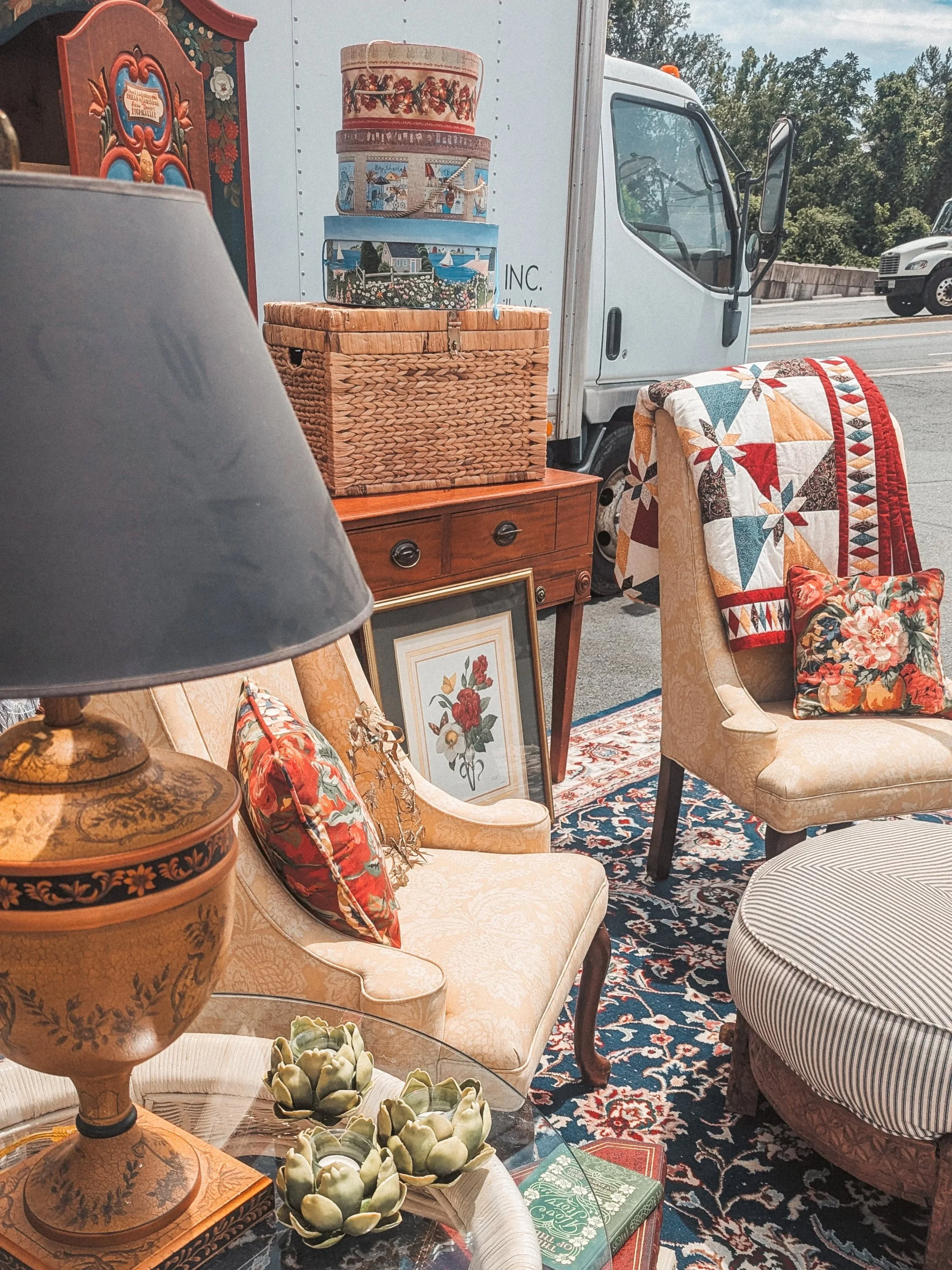 A little whimsy, a little granny, a little can't help but love it. 🪄🥀🌷

#whimsy #grannycore #secondhandstyle #vintagestyle #decorideas