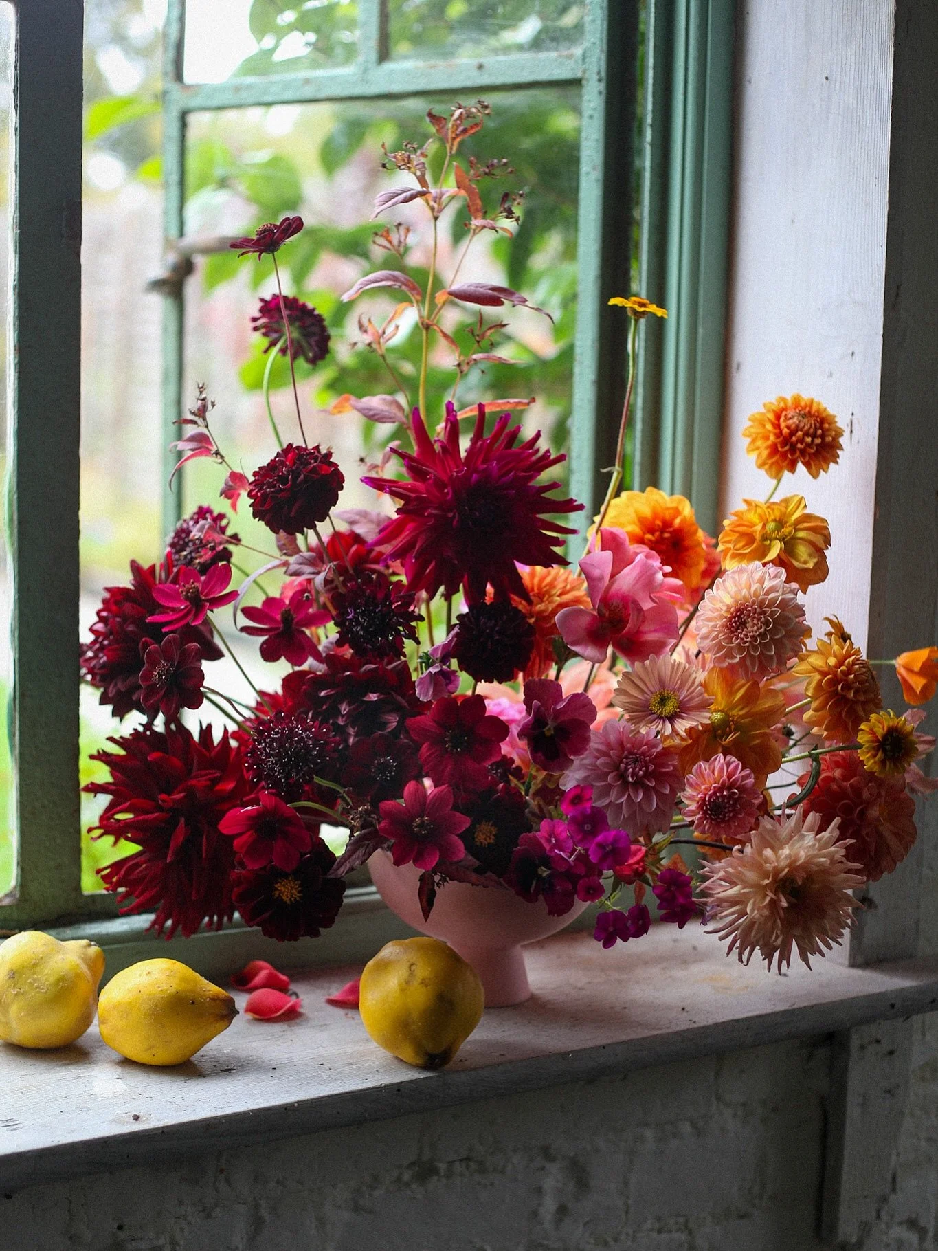 Some snaps of yesterdays ombr&eacute; centrepiece.  Enjoying everything the garden has to offer at the minute before it all stops in a few weeks.  I&rsquo;ve been terrible at planning for spring so that&rsquo;s my next job, not a single bulb ordered 