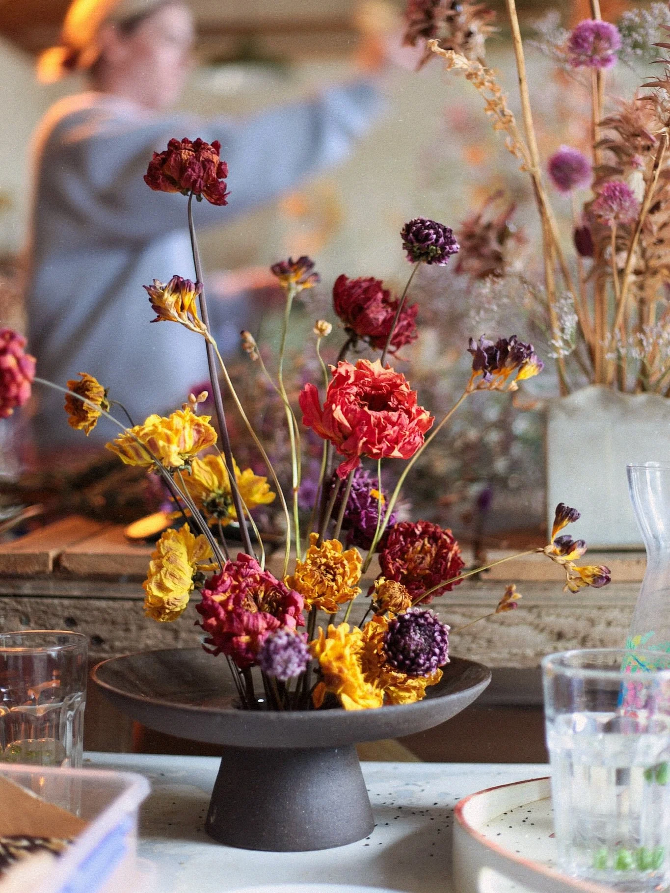 Rediscovering dried flowers with @lucyphillipsflowers and @floral__odyssey was so exciting. 
Teaching in their space and seeing how they preserve colour and shape in dahlias, zinnias, and peonies opened my eyes to new possibilities. 
The flower wor