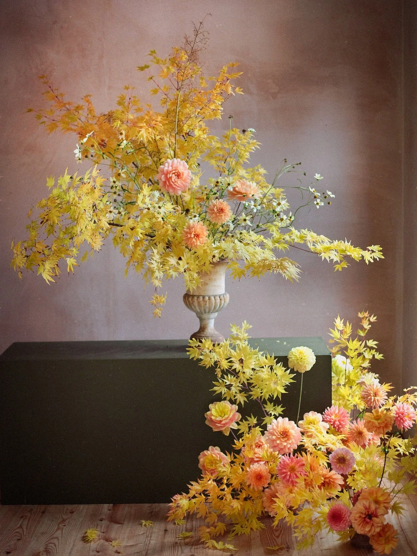 Memories from a day in the small corner of Yorkshire last year with @simplybyarrangement & @madgeandivyflowers 
Swipe to see the all important, really good first branch being edited by the master! Days like these, learning from others and watchi