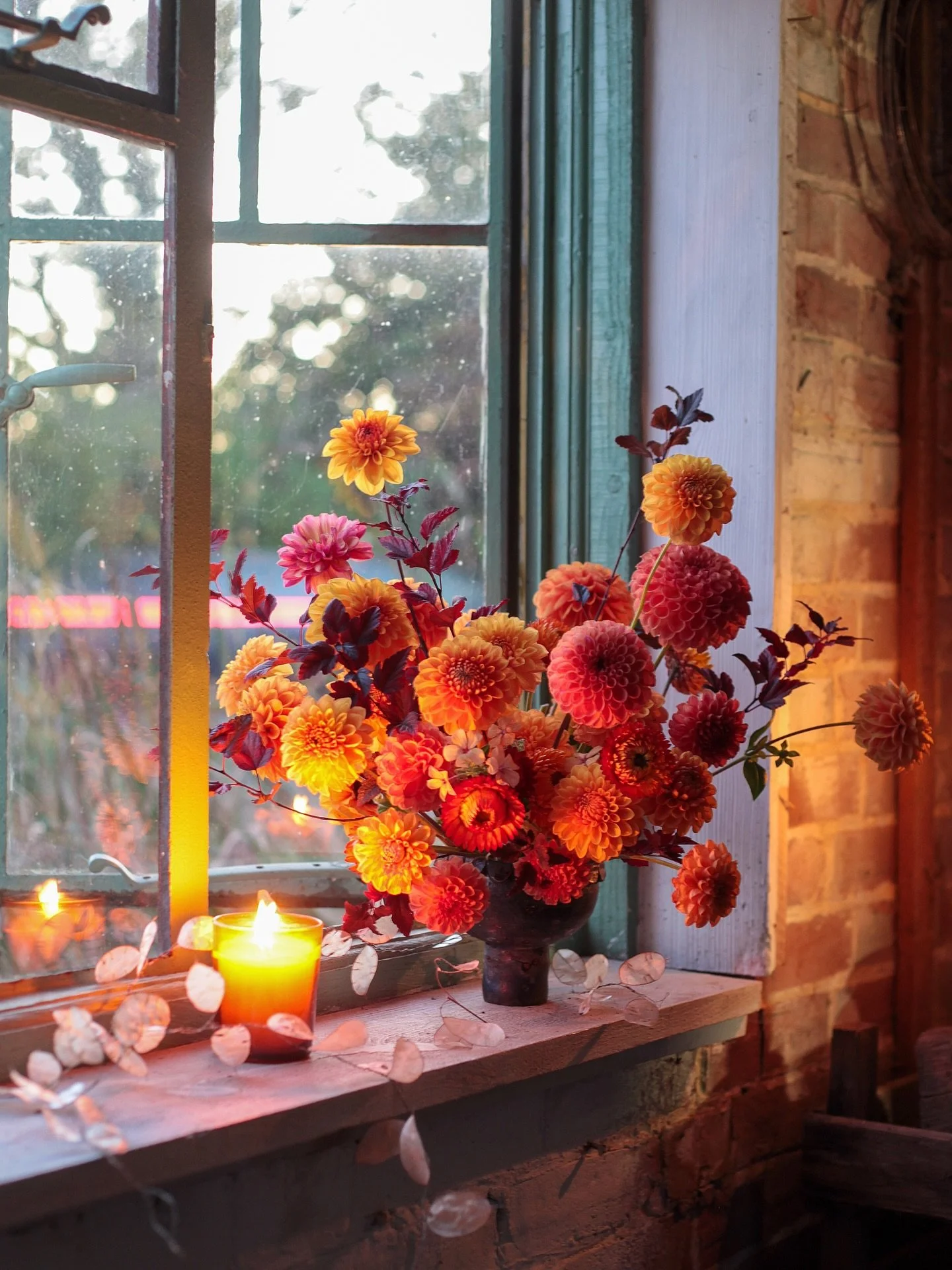 Really felt that missing hour of daylight today. Had to fiddle with the camera settings to grab these shots, but I do like what it does to the lights of the cars zooming back up to London from the a weekend at the coast. Also very happy to slip back