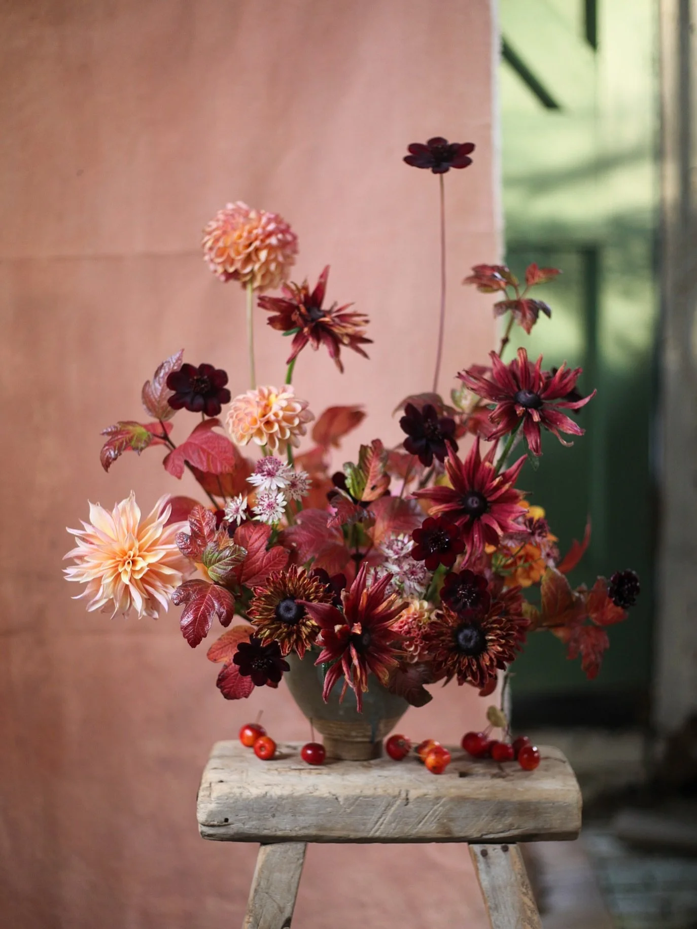 Scruffy rudbeckia, the final couple of dahlias, choccy cosmos and astrantia with a base of viburnum foliage.  The garden isn&rsquo;t giving up here just yet.  Very much enjoying working with this tone on tone palette.  Definitely going to explore thi