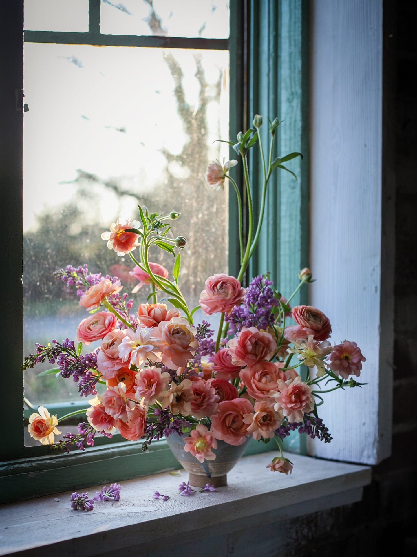 I always come back to this colour palette.  Coral and lilac just makes me happy. 😃 if you could only use one combo for the rest of forever what would you go for? 

Slow Sunday
Flower aesthetic 
Sustainable floristry
Ceramics
Ranunculus