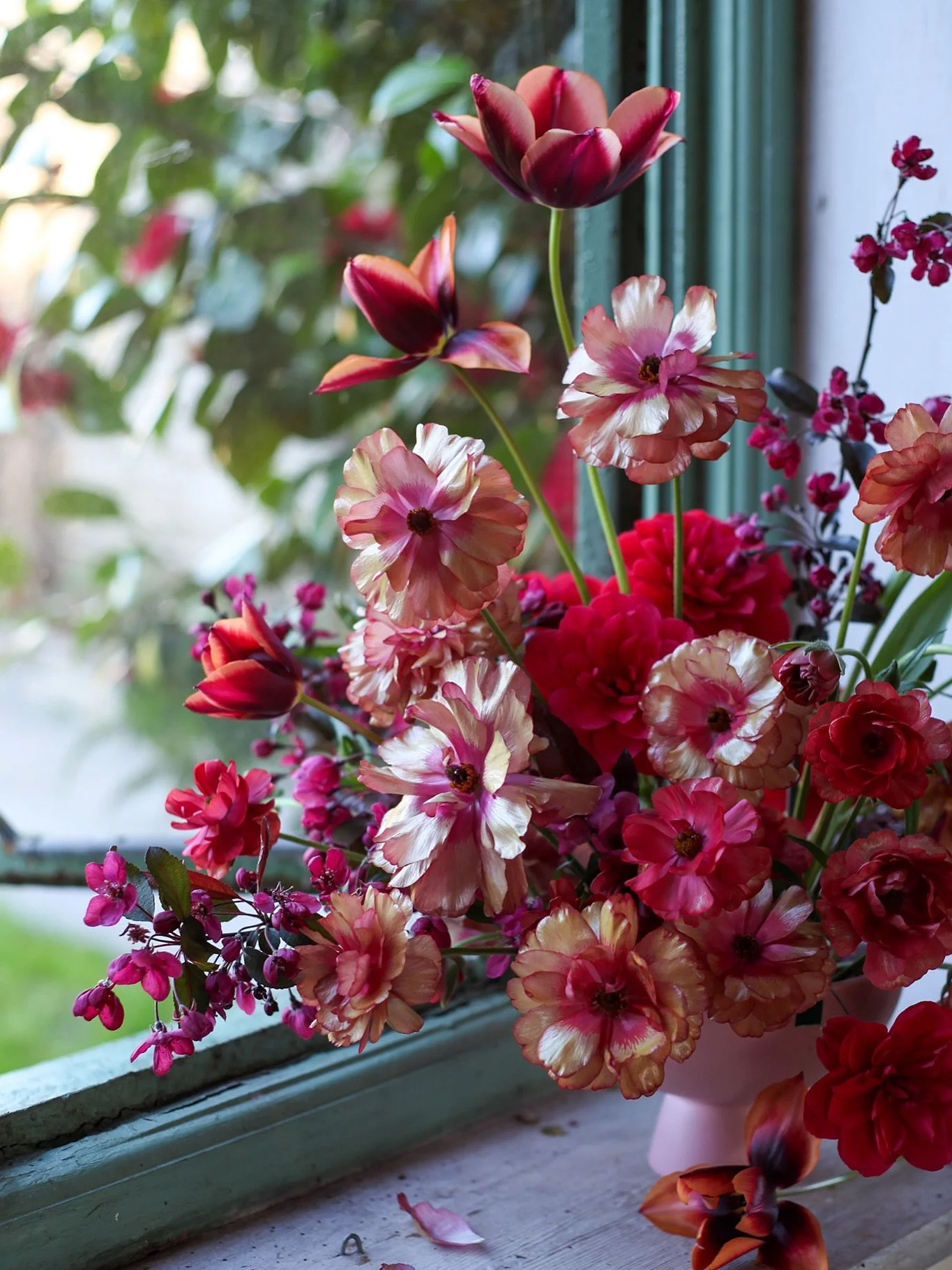 Tone on tone. Leaning into the red of these butterfly ranunculus from @water.lane with Camellia, slawa tulips and blossom from the garden.  Bowl an old favourite from @raawii.dk 

#sharemorecolour #flowerstudio #butterflyranunculus #ceramics #petalsa