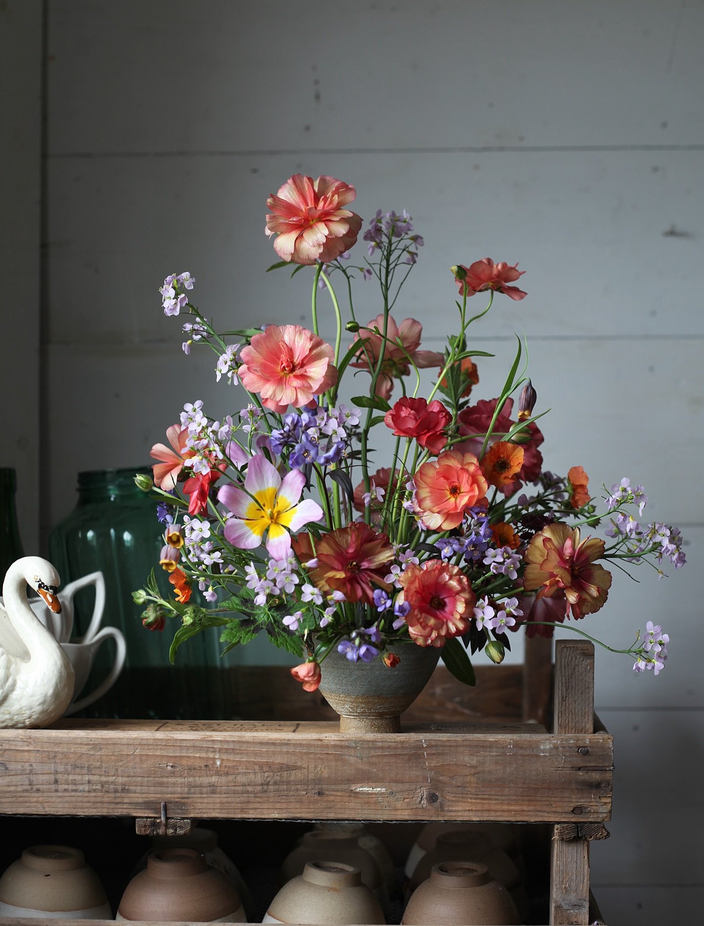 Everything the garden had to offer plus those amazing butterfly ranunculus from @bluehenflowers Just a little ball of chicken wire holding this together.  Happy Sunday 🌸 #flowercentrepiece #flowerworkshop #kentflorist #ceramics #slowsunday