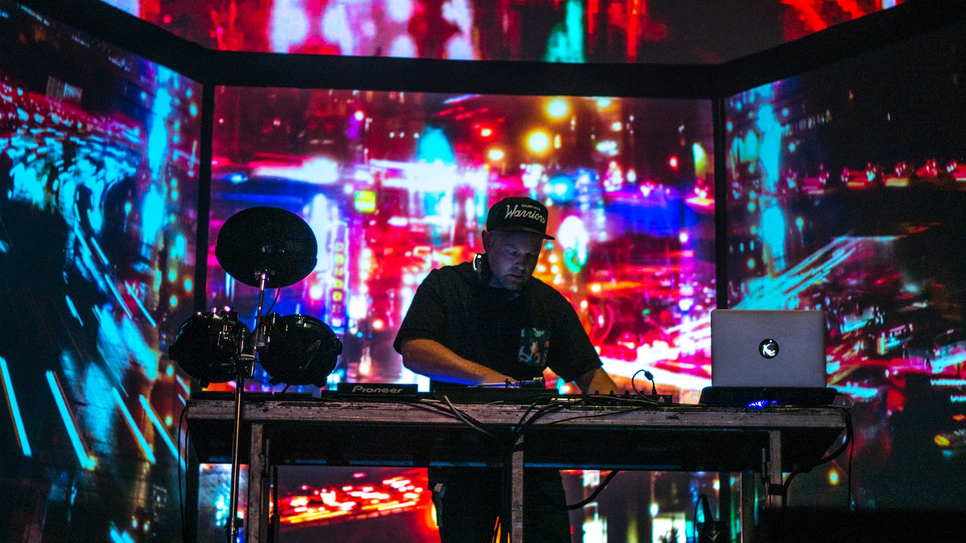 pitchfork_pitchfork-live-dj-shadow-six-days-pitchfork-music-festival-paris-2016-pitchforktv.jpg