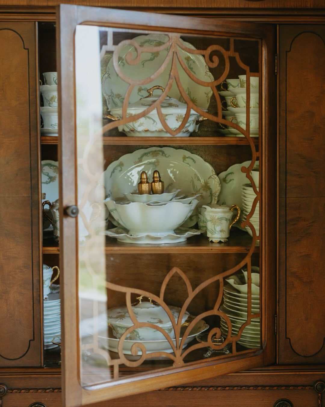 For months now, we&rsquo;ve been slowly filling the Villa with furniture, art, and pieces that carry a story of their own. Some treasures were found close to home, while others led us on little trips to Madison and Chicago &mdash; all thoughtfully ch