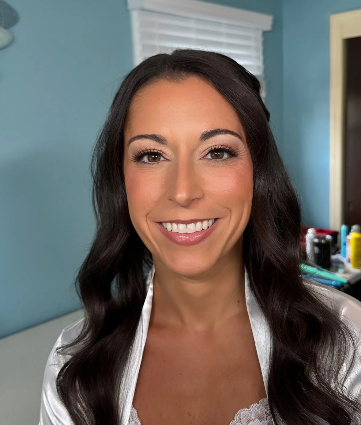 My natural bride✨ Bronzey skin with minimal eye makeup is just perfect every time💄Swipe for the before ⏩
.
Hair @patriciaannstyles 
.
Have you booked your bridal trial yet?🙋🏻&zwj;♀️ Books are open for 2025-2026📝 Book your appointment today! 📌 Em