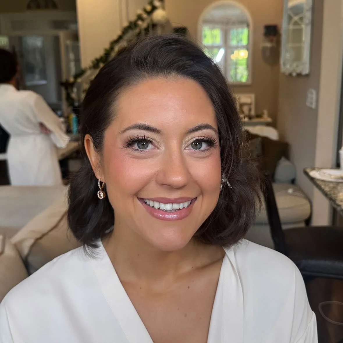 For my SOFT GLAM girlies✨ Little bit more definition, coverage and color throughout the face and eyes💄Loved this glowy classic look🥂
.
Hair @bchic.hairboutique
.

Have you booked your bridal trial yet?🙋🏻&zwj;♀️ Books are open for 2025-2026📝 Book
