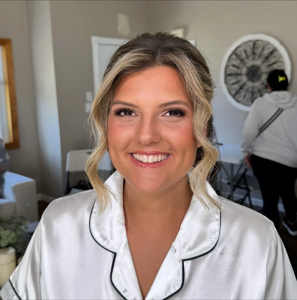 Glowing, natural, bronzey bridal makeup ✨ Was so excited to finally work with this beauty again as she booked me almost 2 years in advance ‼️ So lucky you all trust me on your big days 💕 AND that you all communicate changes you want from your initia